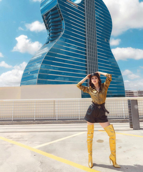 Dưới ánh nắng mùa hè, Khánh Vân tỏa sáng bởi trang phục ánh kim. Người đẹp khoe dáng cuốn hút tại Seminole Hard Rock - một trong những khách sạn nổi tiếng của Mỹ.