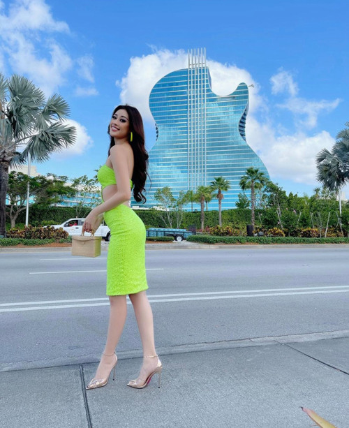 Loạt trang phục hiện đại, tôn vẻ đẹp hình thể và thiết kế trên những gam màu nổi bật giúp Khánh Vân tạo được sự chú ý trong những ngày đầu ở Miss Univer 2020.