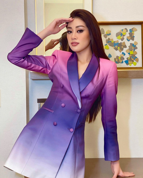 Khi diện blazer dress theo phong cách thanh lịch và hiện đại, Khánh Vân vẫn không quên tạo điểm nhấn bằng màu ombre tím - hồng.