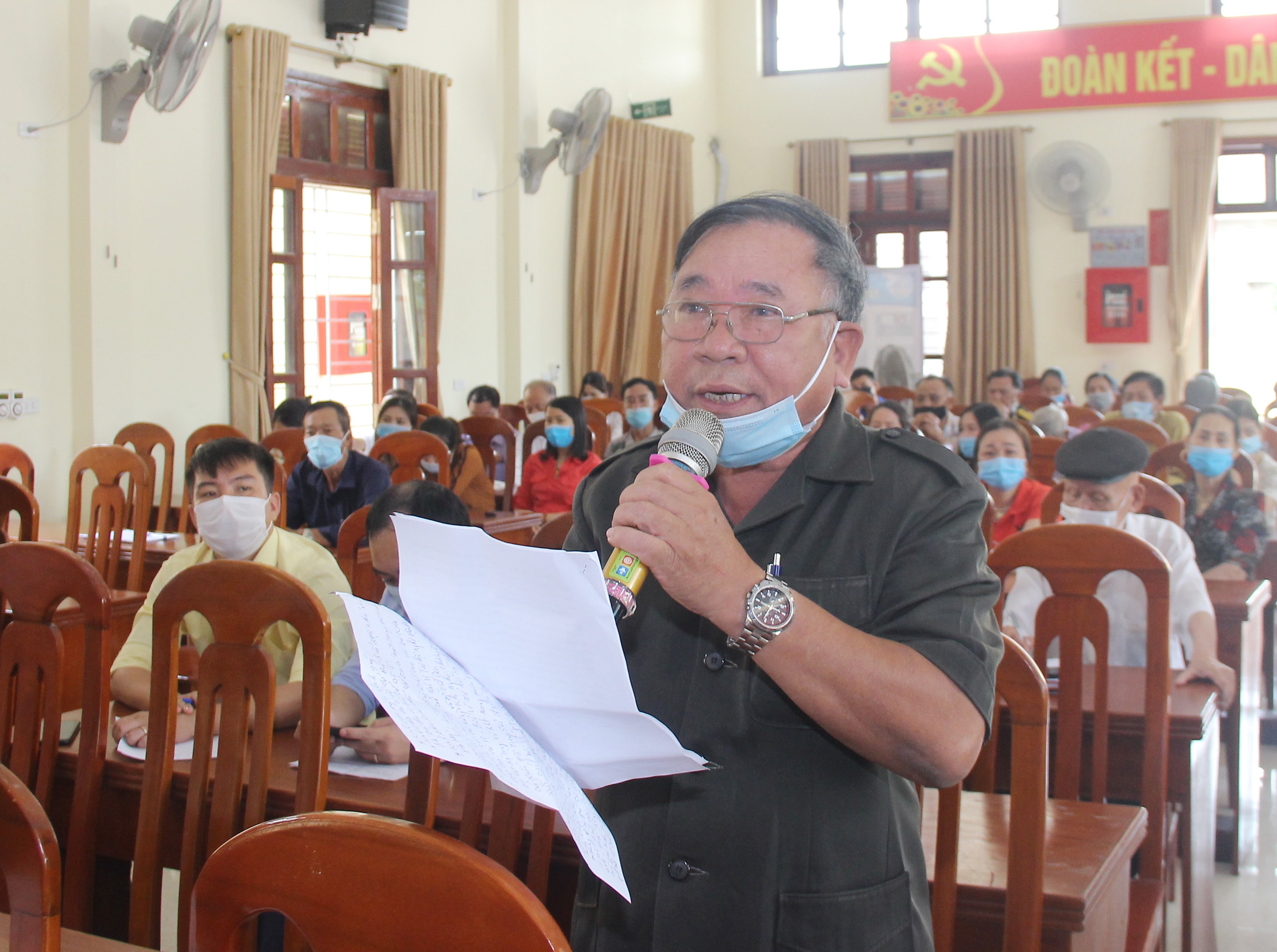 Cử tri thị xã Cửa Lò gửi gắm niềm tin, kỳ vọng vào các vị ứng cử đại biểu Quốc hội. Ảnh: Mai Hoa 