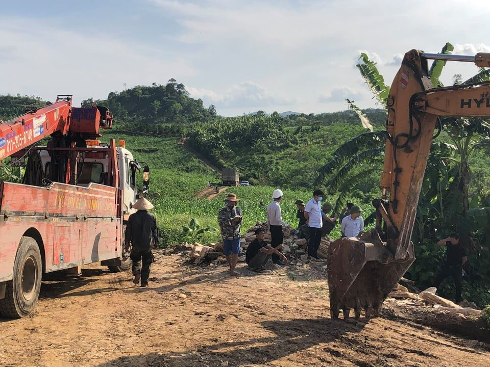 Khu vực khai thác trái phép đá cổ thạch trên địa bàn xóm Táu, xã Nghĩa Xuân, huyện Quỳ Hợp ngày 6/5/2021. Ảnh CTV