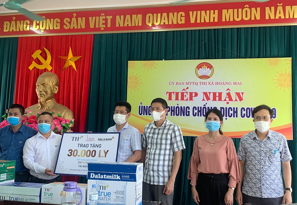 Tập đoàn TH tặng Hoàng Mai 30.000 sản phẩm đồ uống tốt cho sức khỏe với mong muốn đồng hành vưptj qua đại dịch. Ảnh: PV