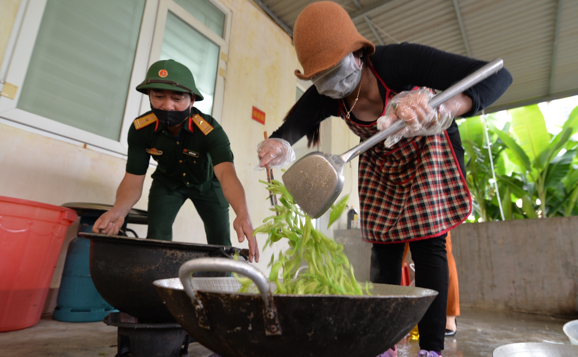 Người dân thị xã Hoàng Mai cùng tham gia nấu ăn cho người dân đang được cách ly y tế tập trung phòng dịch Covid-19. Ảnh: Thành Cường