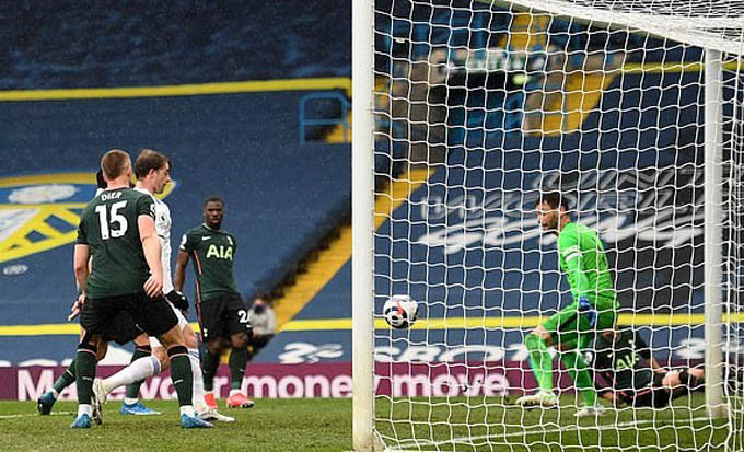 Bamford gây ấn tượng với bàn thắng vào lưới Tottenham.