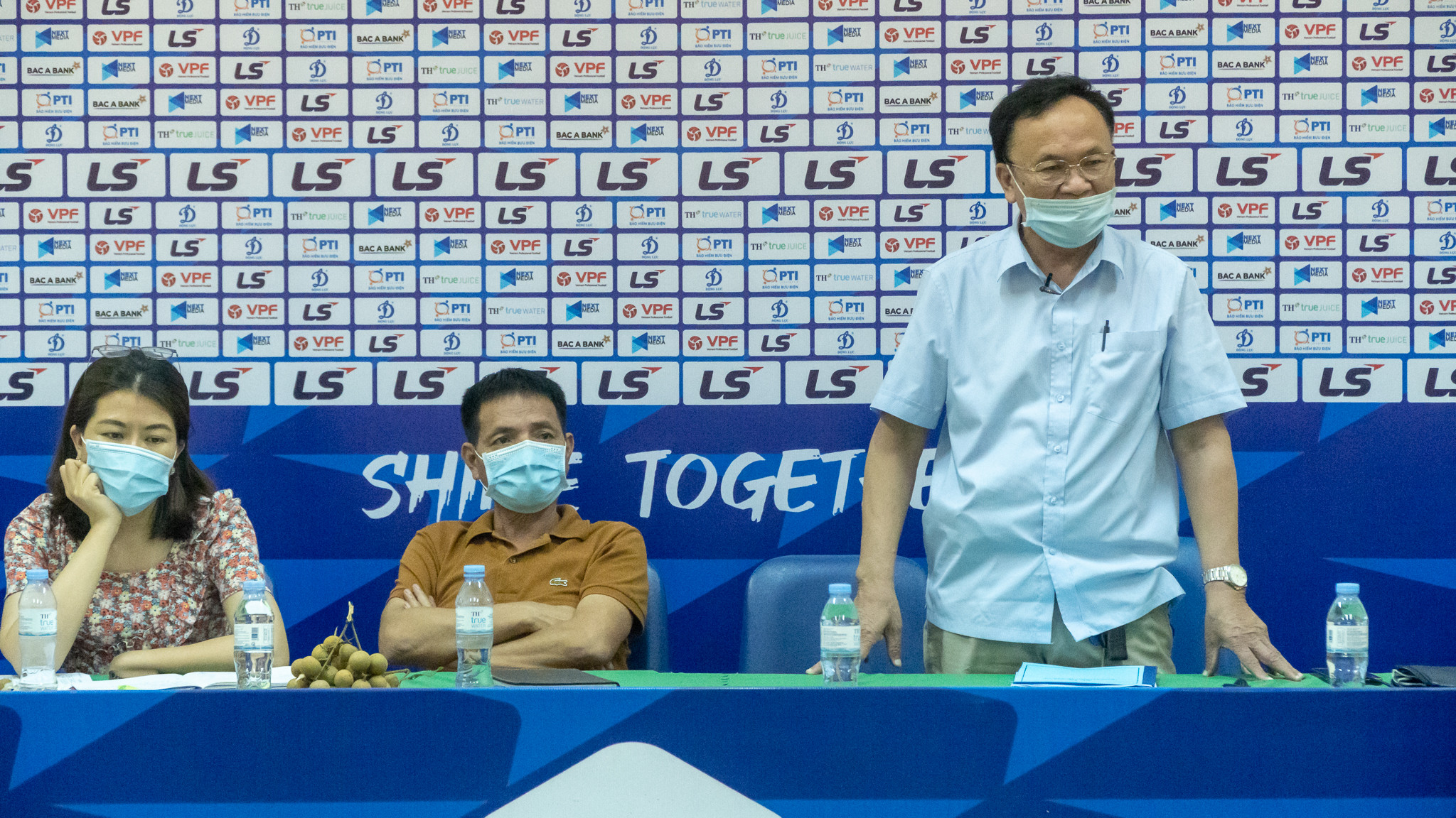 Ông Nguyễn Hồng Thanh - TGĐ Cty CP SLNA đứng ra nhận trách nhiệm cho những kết quả không tốt của đội bóng. Ảnh: Xuân Thủy