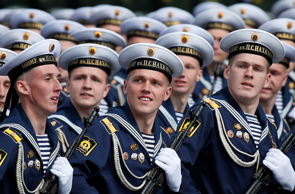 Quân nhân Nga tham gia diễu binh mừng ngày chiến thắng. Ảnh Reuters