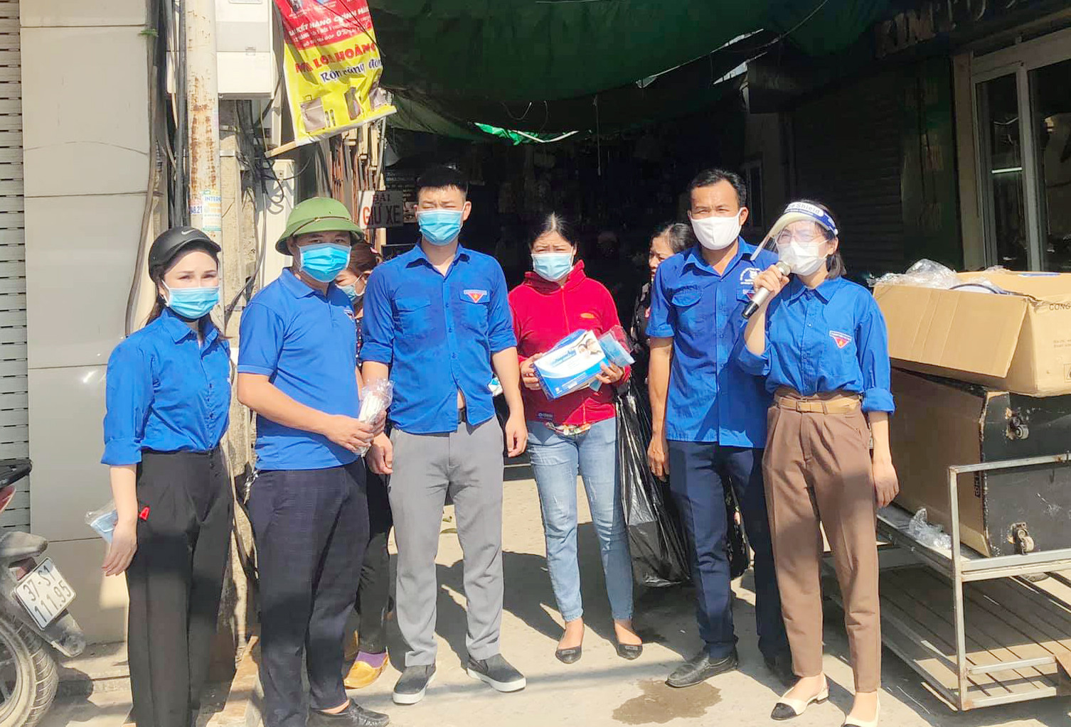 Đoàn viên - thanh niên xã Nghi Xuân (Nghi Lộc) tuyên truyền, phát khẩu trang miễn phí tại chợ dân sinh trên địa bàn. Ảnh: CSCC