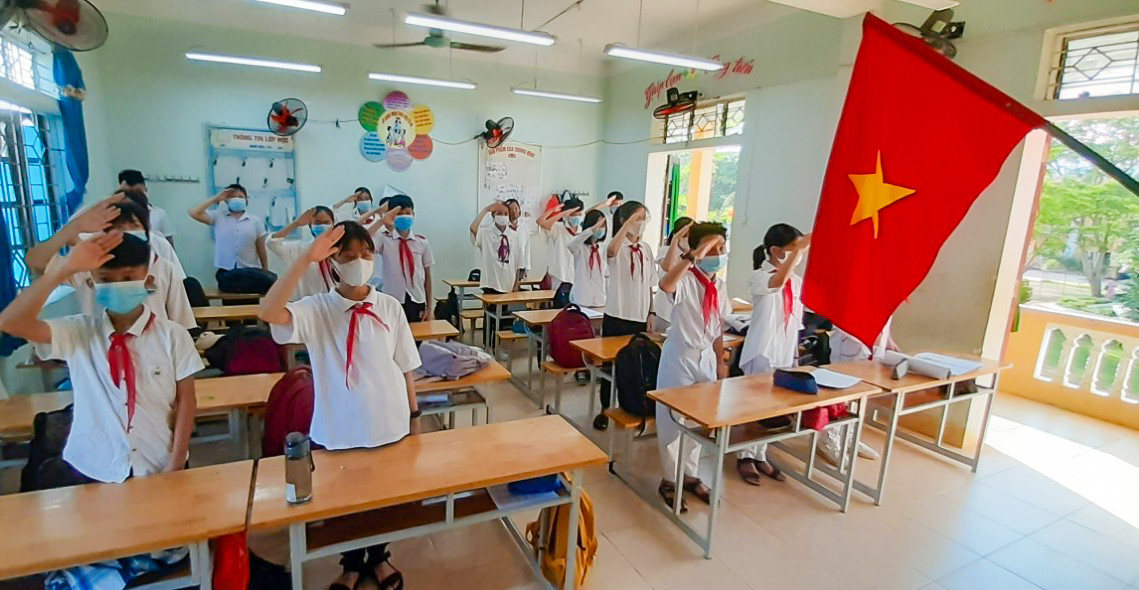 Để đảm bảo công tác phòng dịch Trường THCS Hạnh Thiết Quỳ Châu đã tổ chức cho các em chào cờ đầu tuần trong lớp thay vì chào cờ toàn trường như trước đây. Ảnh: MH