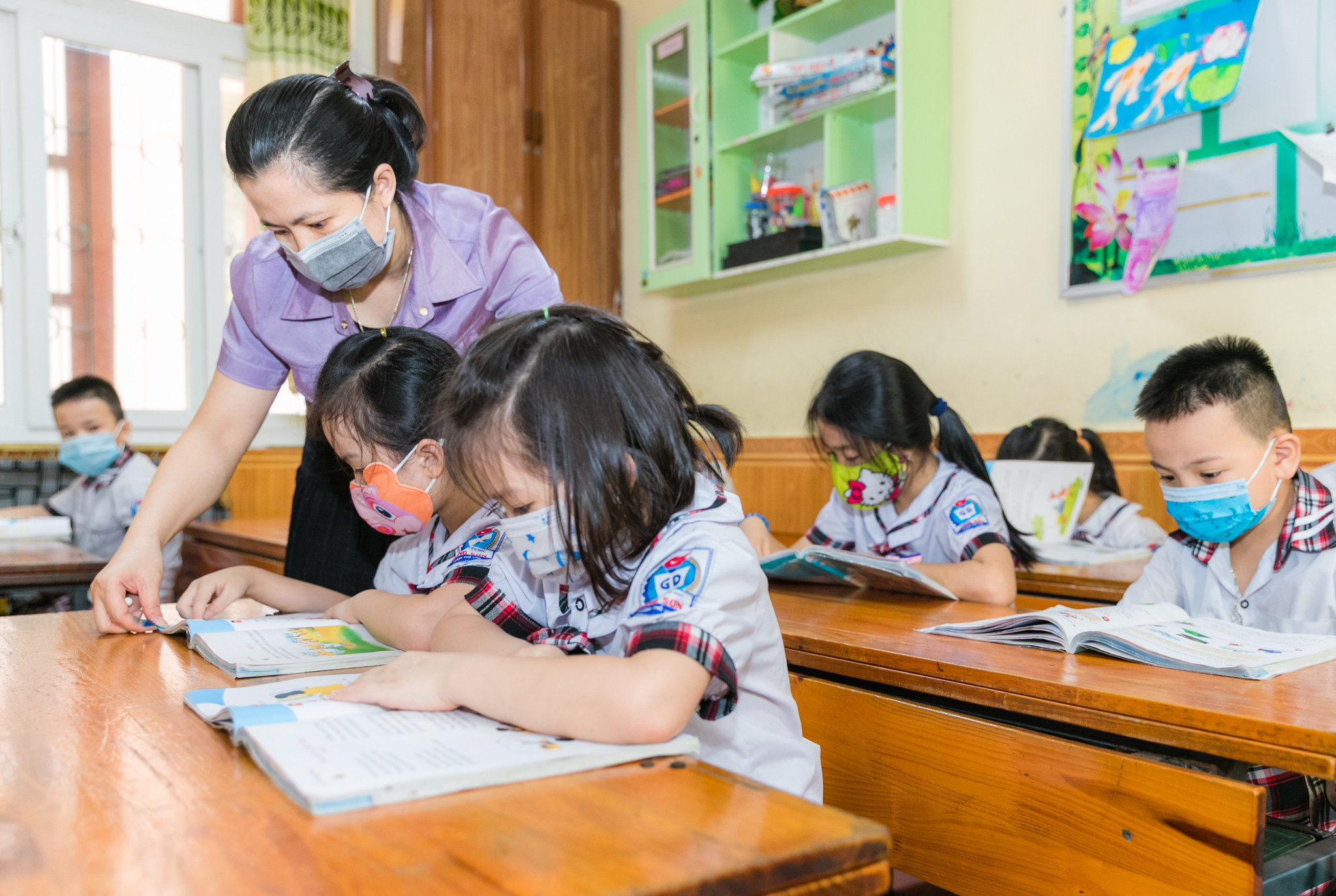 Cô chủ nhiệm lớp 1A Trường Tiểu học Hồng Sơn cho biết, từ chiều ngày chủ nhật giáo viên đã chủ động nhắn tin đến từng phụ huynh cho các cháu tiếp tục đi học bình thường nhưng sáng nay lớp của cô vắng đến 14 em, đây là lớp có học sinh vắng nhiều nhất trường. Ảnh: Đức Anh