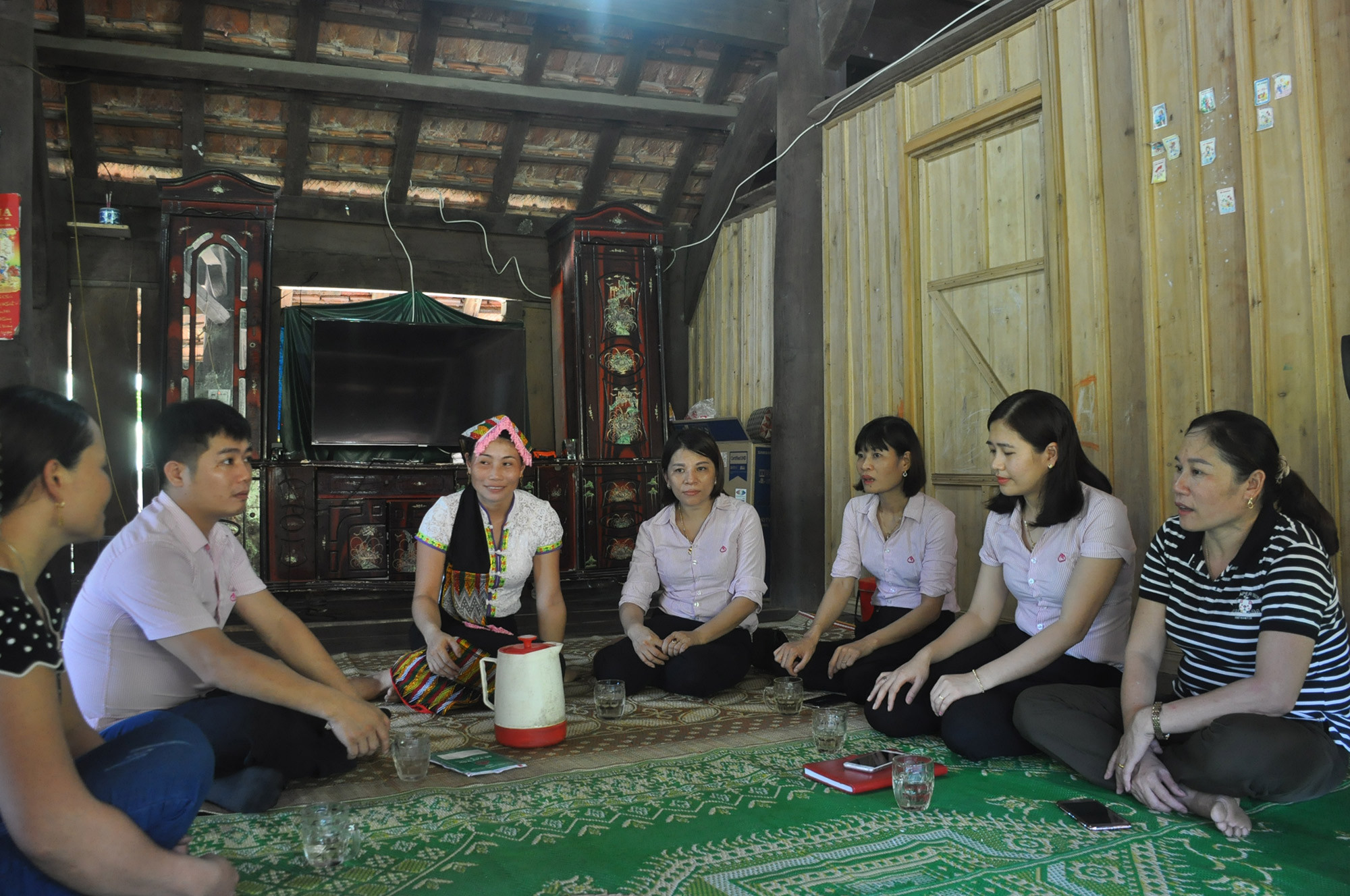 Cán bộ NHCS Quỳ Hợp thăm gia đình chị Vi thị Đào ở xóm Thái Quang, xã Châu Thái (Quỳ Hợp) - hộ vay vốn hiệu quả trên địa bàn. Ảnh: Thu Huyền