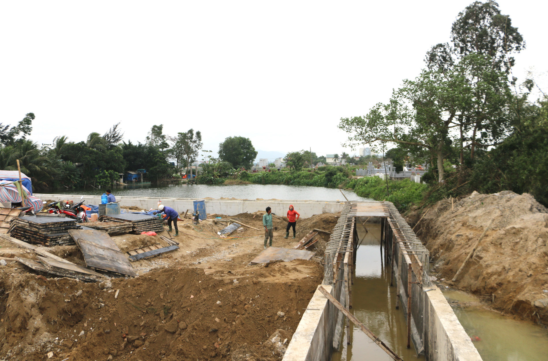 Thi công mương thoát nước ngang đường Nguyễn Sỹ Sách kéo dài. Ảnh: Nguyễn Hải