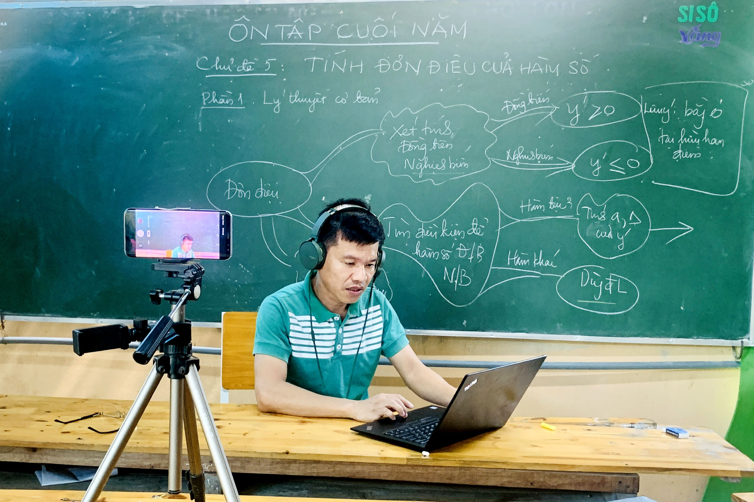 Ngày hôm nay Trường THPT Hoàng Mai bắt đầu dạy trực tuyến cho học sinh. Ảnh: PV