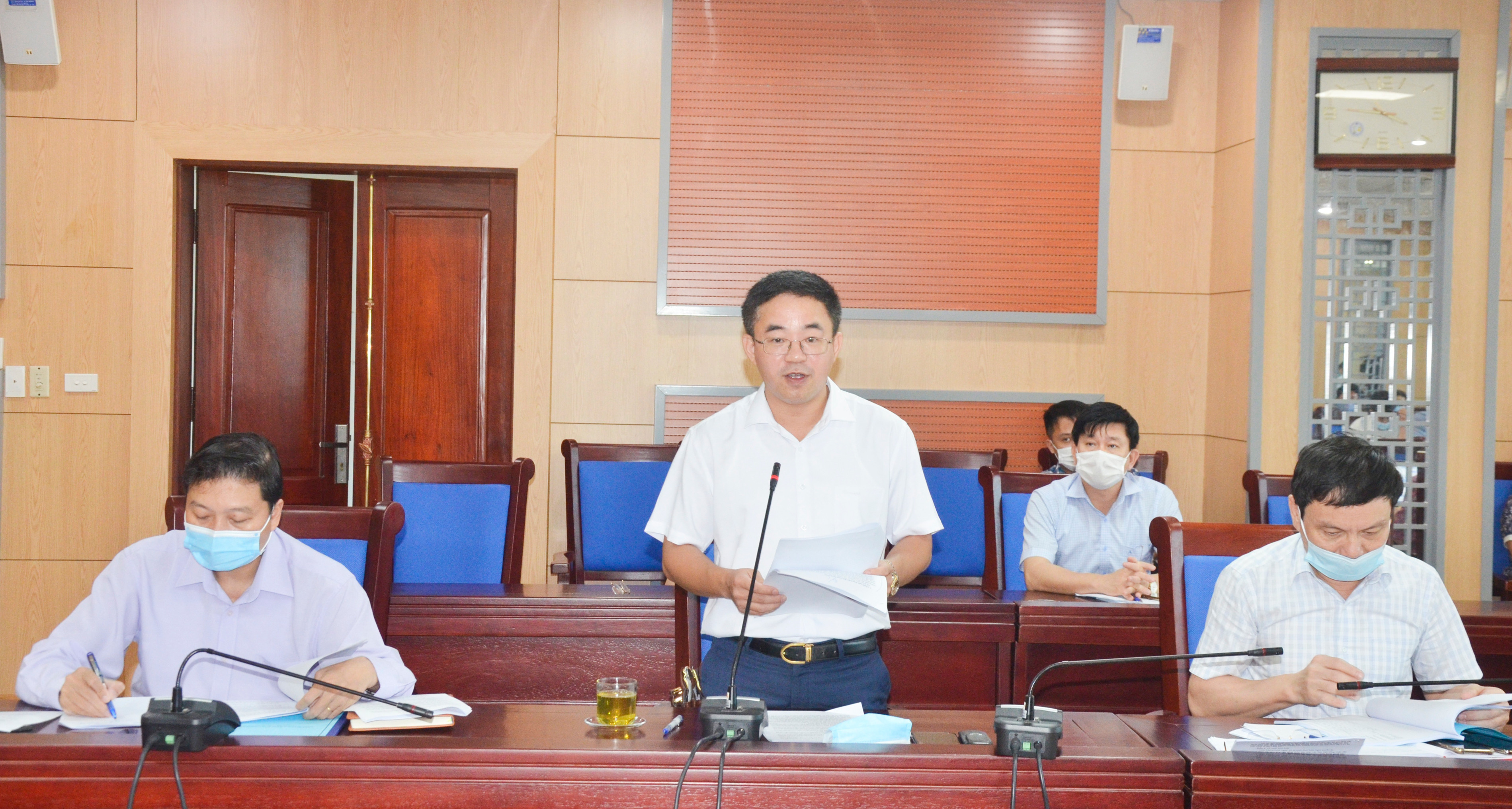 Giám đốc Sở Kế hoạch và Đầu tư Nguyễn Xuân Đức thông qua dự kiến kế hoạch đầu tư công trung hạn giai đoạn 2021 -2025. Ảnh: Thanh Lê