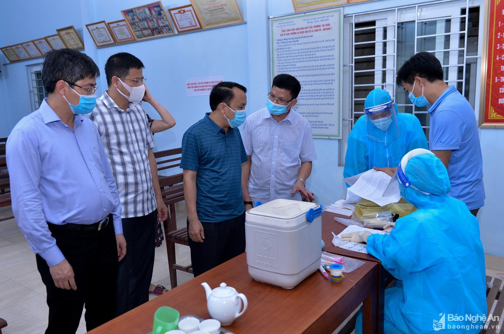 Lãnh đạo Sở Y tế, thị xã Hoàng Mai luôn bám sát, chỉ đạo kịp thời cho công tác lấy mẫu xét nghiệm, đảm bảo an toàn chống dịch. Ảnh: Thành Cường