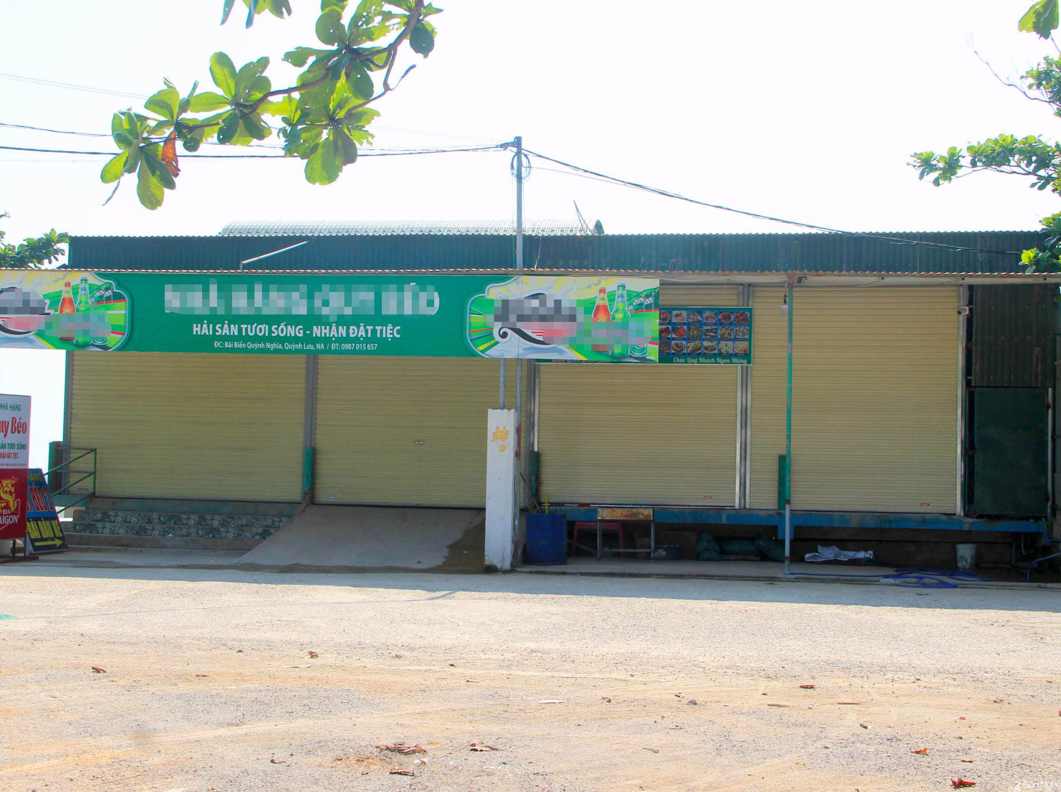Một số nhà hàng ven biển Nghệ An đã tự giác đóng cửa trong mùa dịch. Ảnh: X.H