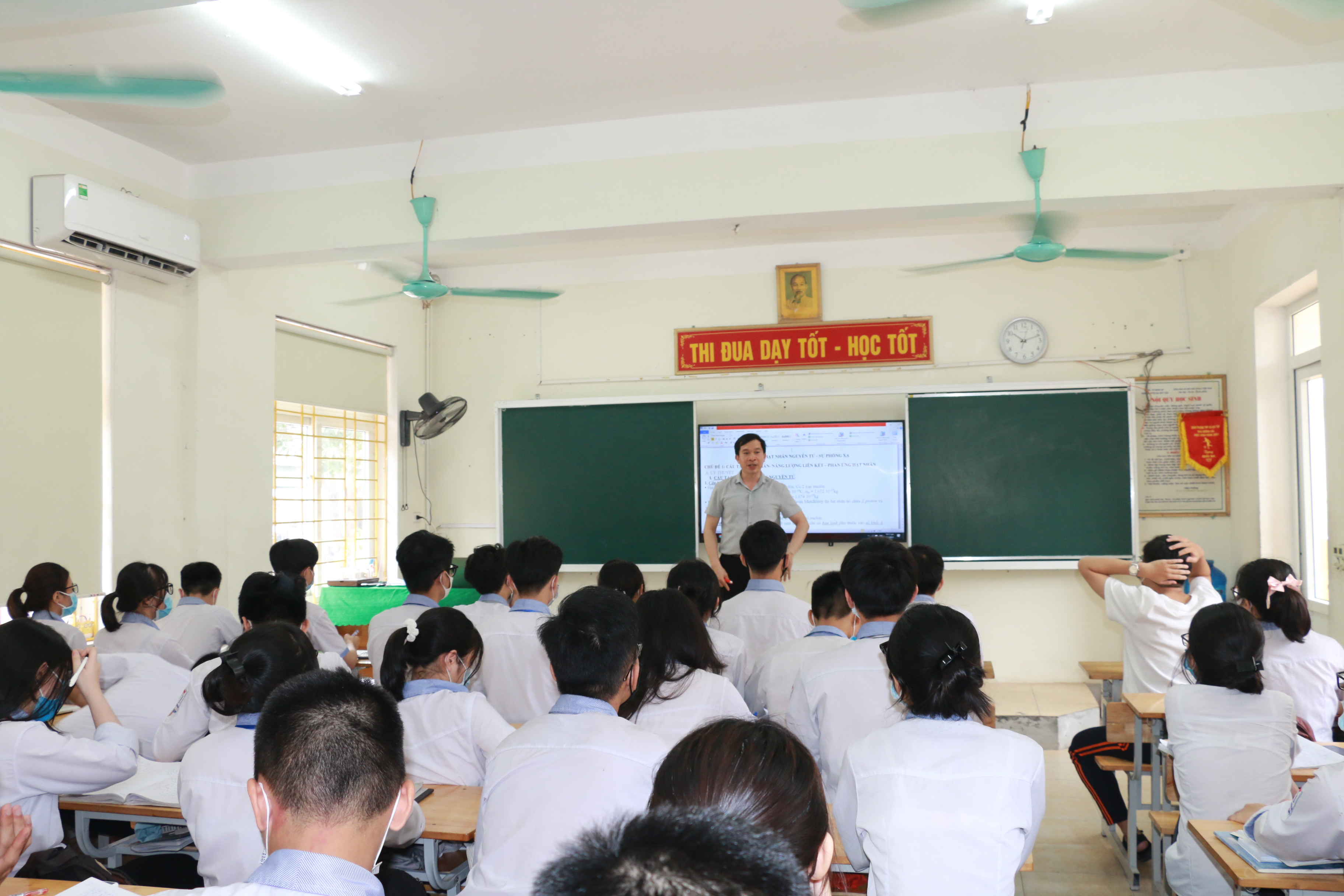 Một tiết ôn tập của học sinh lớp 12 - Trường THPT Hà Huy Tập. Ảnh: MH