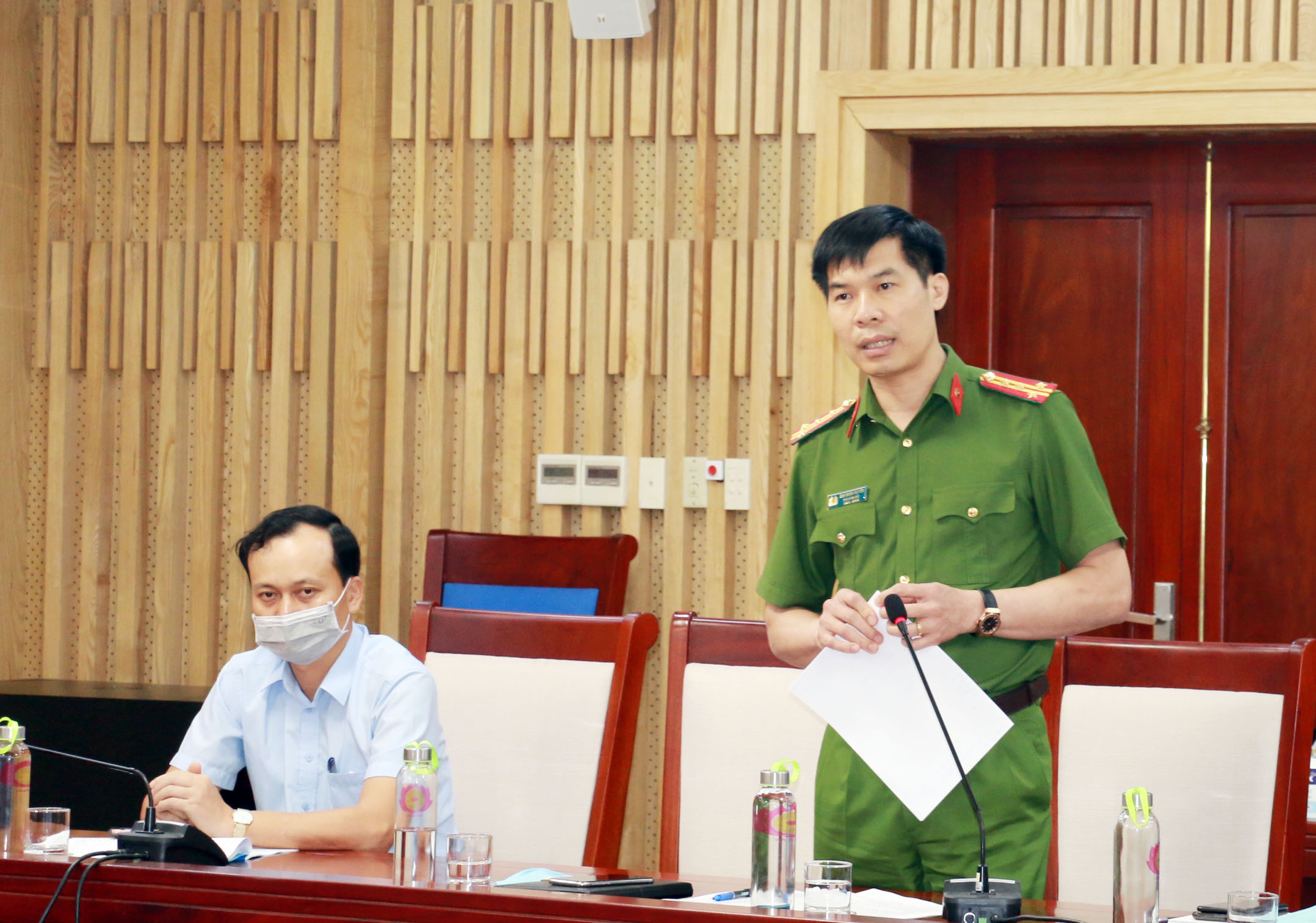 Thượng tá Cao Minh Hường - Phó Giám đốc Công an tỉnh Nghệ An nêu ý kiến về vấn đề xâm hại tình dục trẻ em. Ảnh: MH