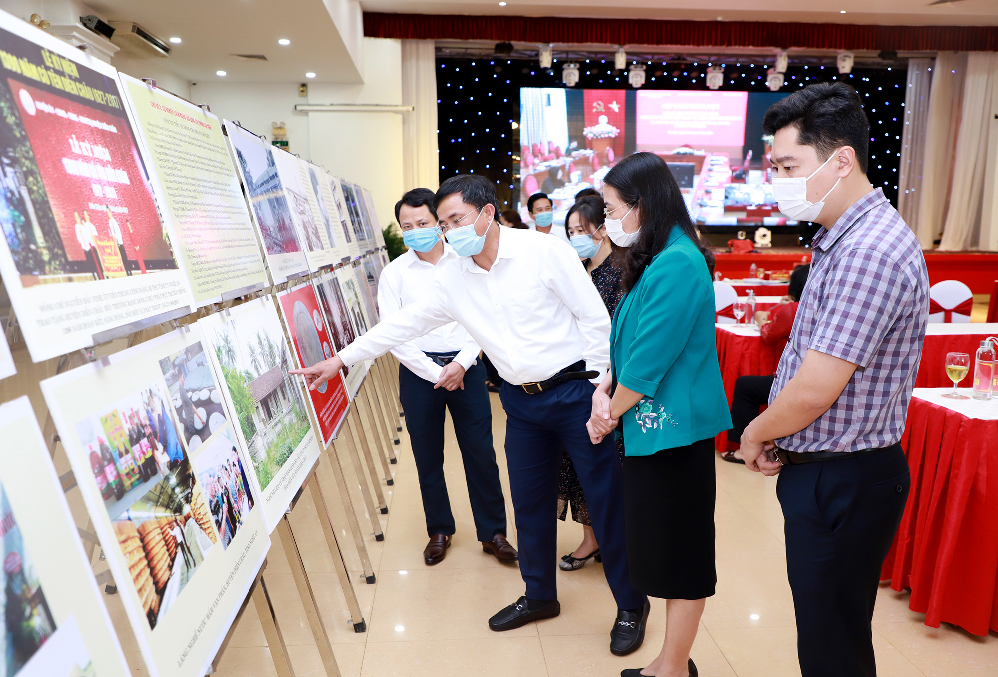 Các đại biểu tham dự Hội thảo tham quan trưng bày các tài liệu về cuộc đời, sự nghiệp cách mạng của đông chí Phùng Chí Kiên. Ảnh: Phạm Bằng