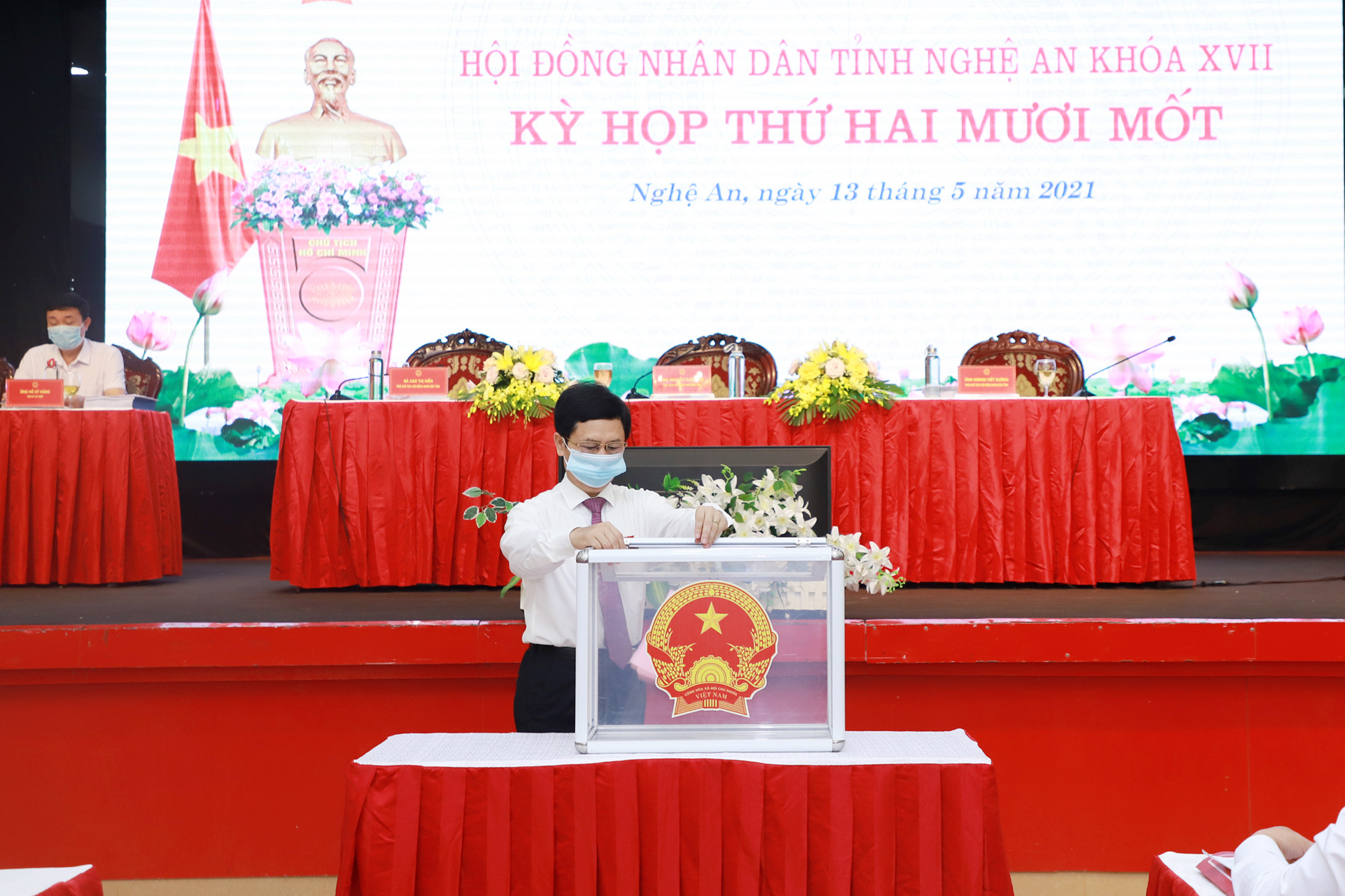 Đồng chí Nguyễn Xuân Sơn - Chủ tịch HĐND tỉnh bỏ phiếu bầu bổ sung Ủy viên UBND tỉnh. Ảnh: Phạm Bằng