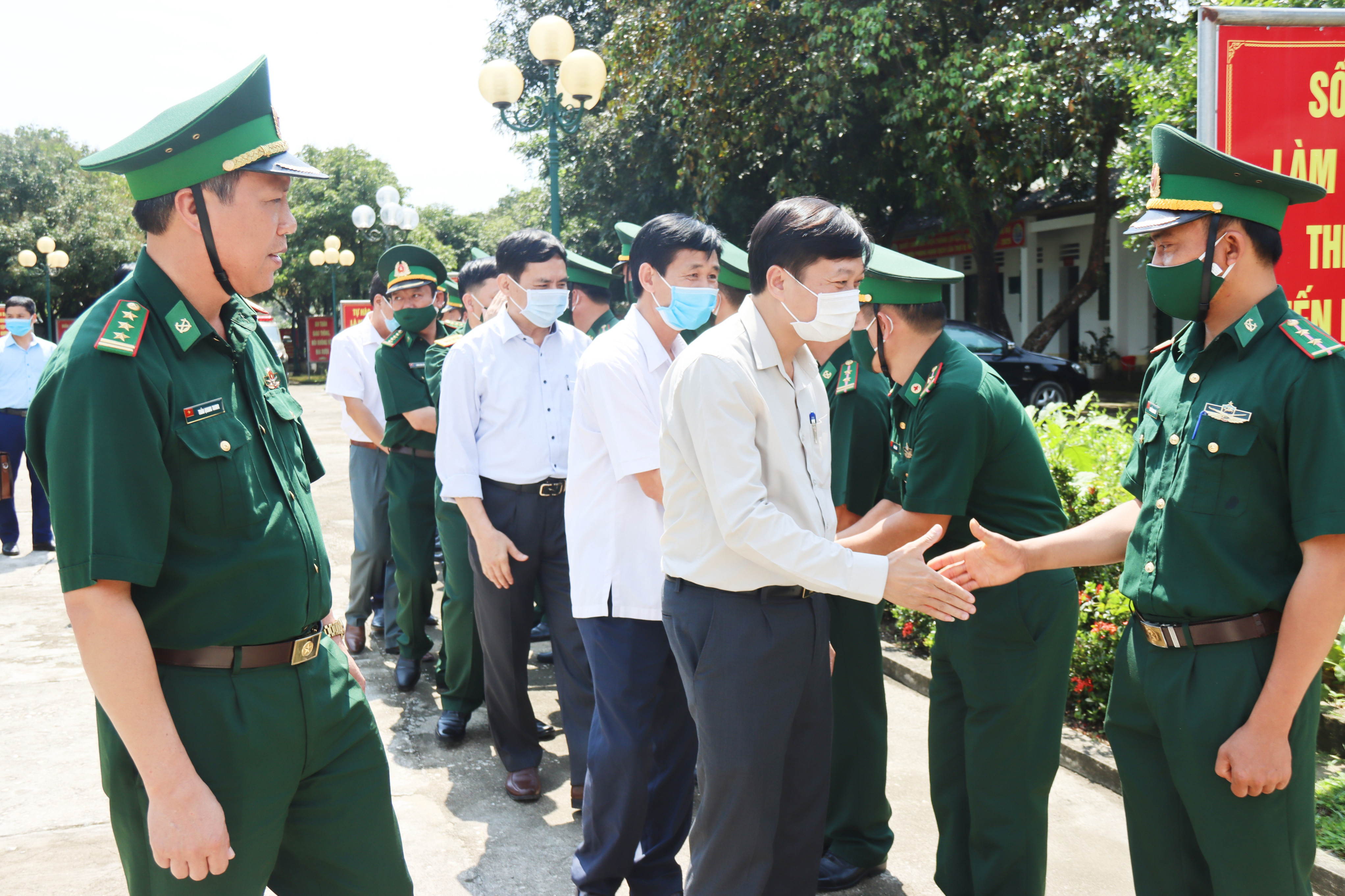 Đồng chí Lê Hồng Vinh thăm hỏi động viện kiểm tra công tác phòng chống dịch tại Đồn Biên phòng Hạnh Dịch. Ảnh: Thanh Lê