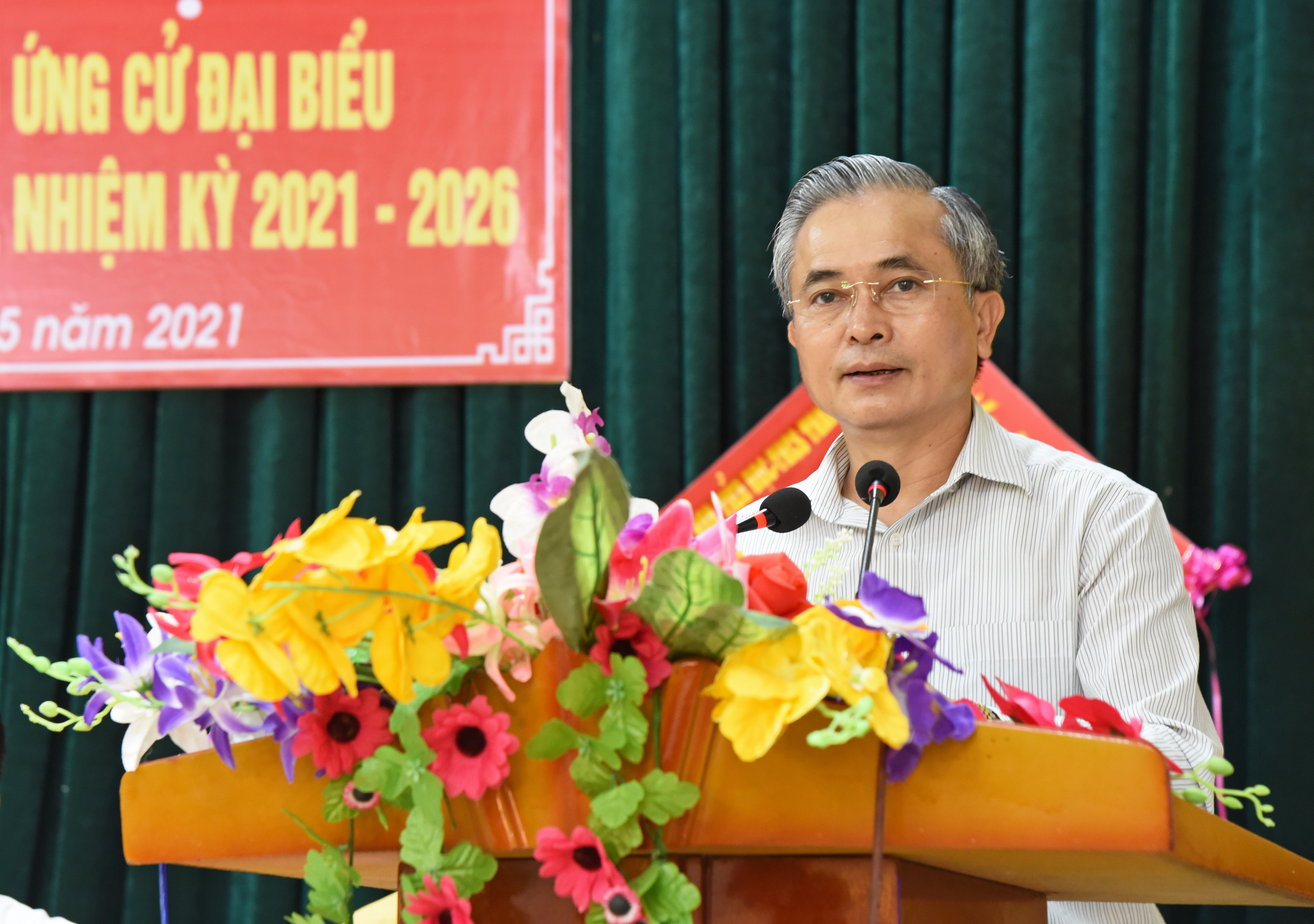 Ông Lê Ngọc Hoa - Phó Chủ tịch UBND tỉnh trình bày dự kiến chương trình hành động nếu được bầu làm đại biểu HĐND tỉnh khóa XVIII. Ảnh: TG