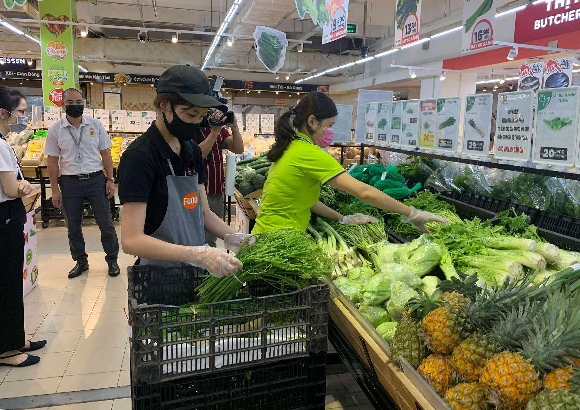 Nhiều siêu thị, cửa hàng tiện lợi hoạt động trên địa bàn thành phố Vinh đáp ứng nhu cầu mua sắm của người dân. Ảnh: Thu Huyền