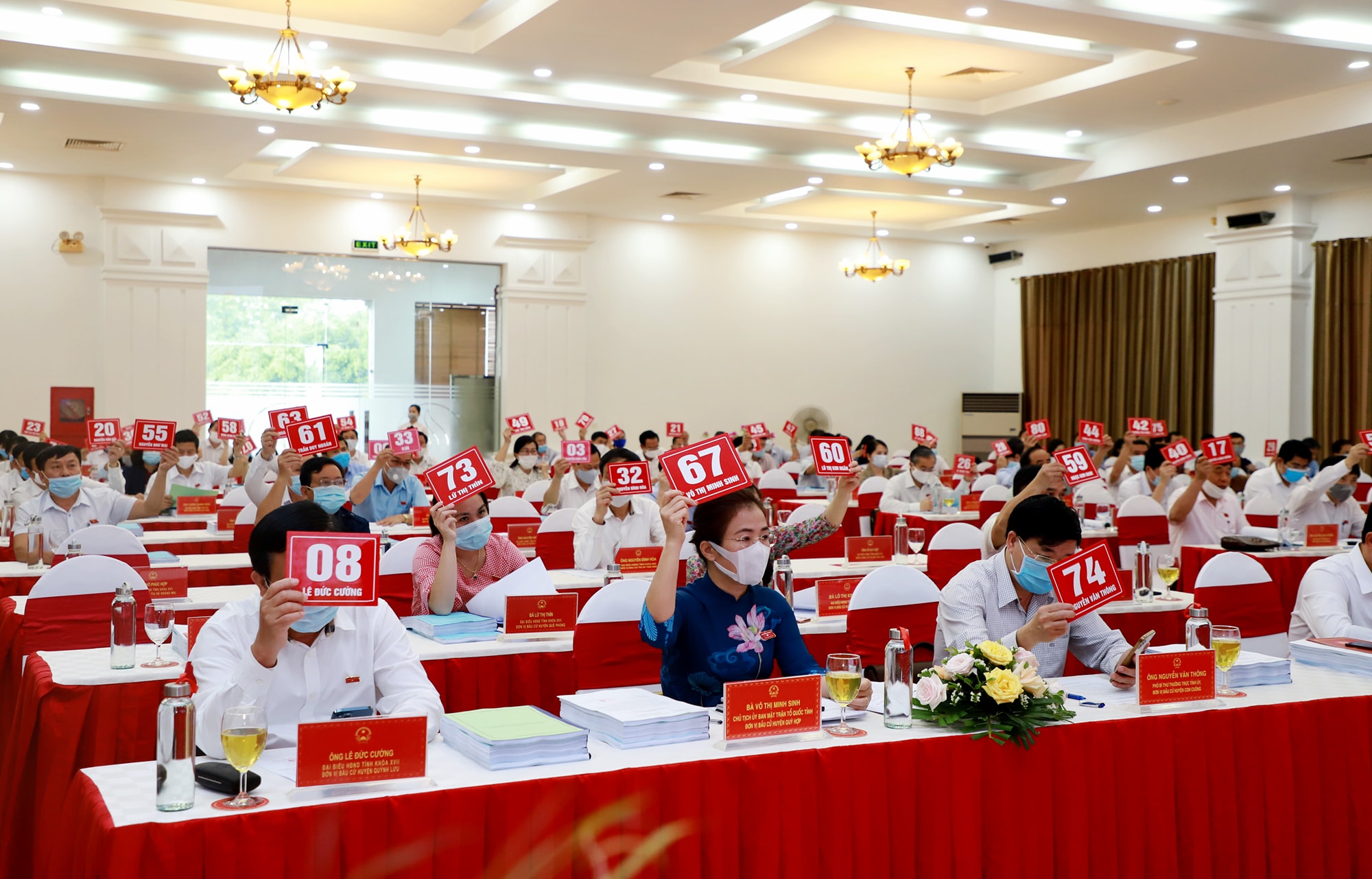 Các đại biểu HĐND tỉnh biểu quyết thông qua Nghị quyết. Ảnh: Phạm Bằng