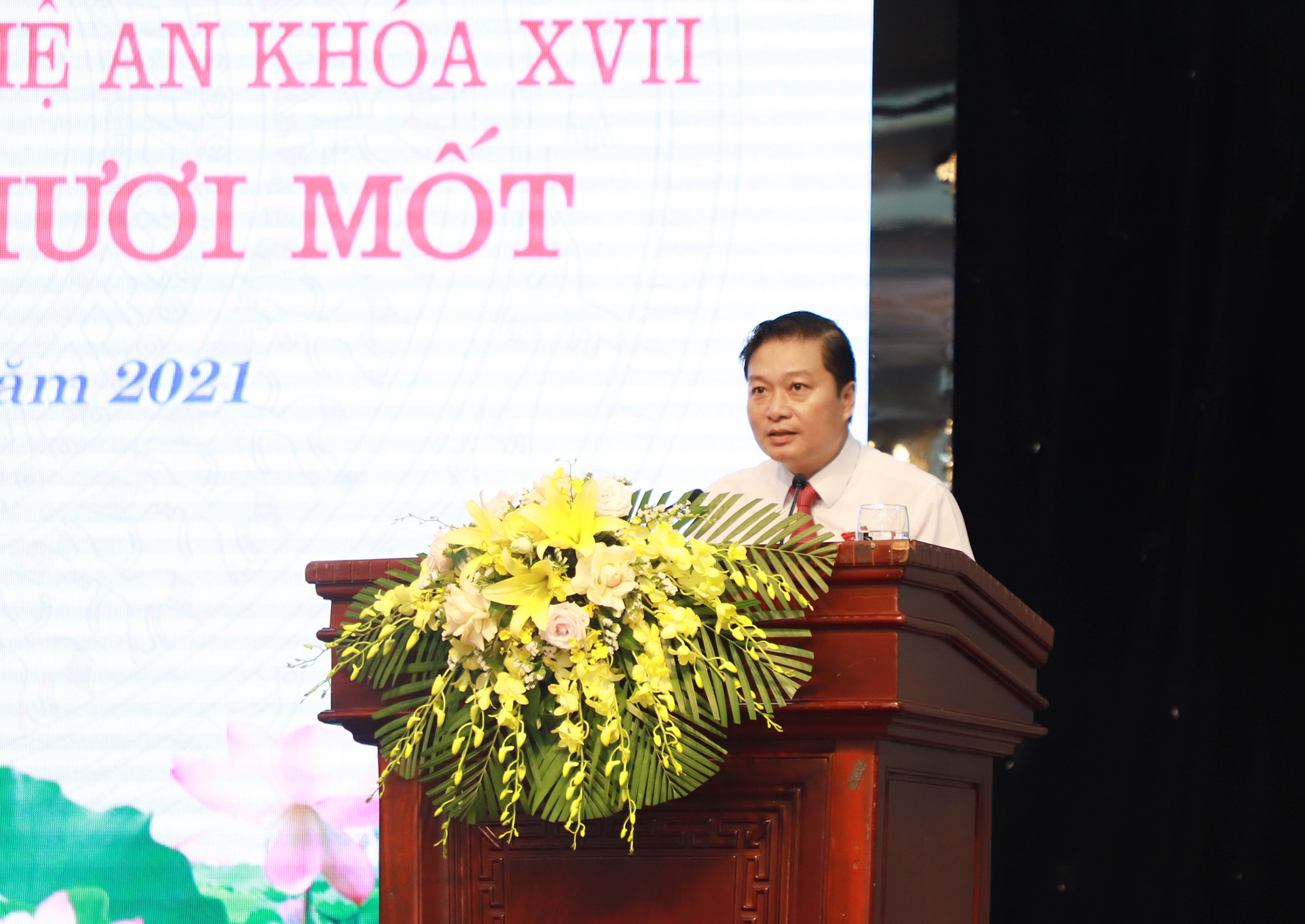 Đồng chí Lê Hồng Vinh - Phó Chủ tịch Thường trực UBND tỉnh trình bày Tờ trình về Kế hoạch đầu tư công trung hạn giai đoạn 2021-2026. Ảnh: Phạm Bằng