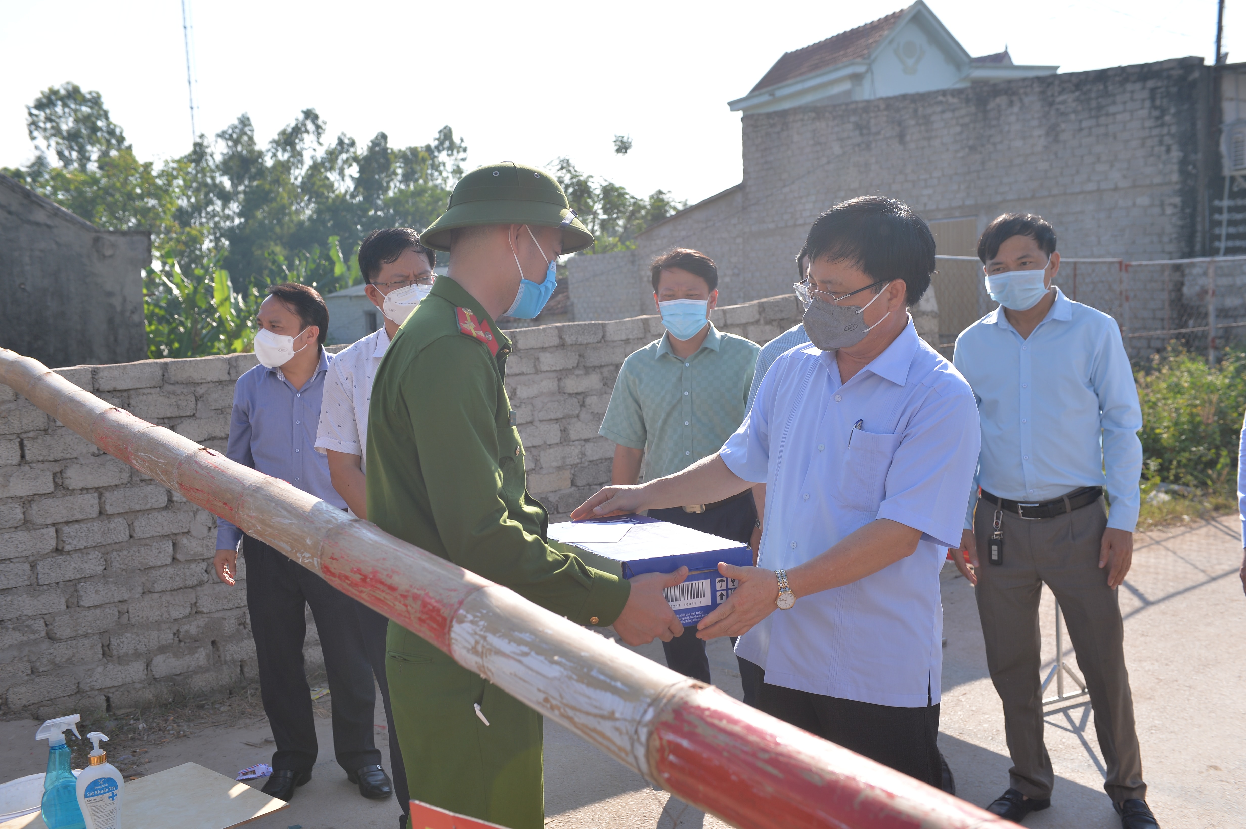 Phó Chủ tịch UBND tỉnh tặng quà cho chốt kiểm dịch Covid-19 tại xã Quỳnh Lập. Ảnh: Thành Cường