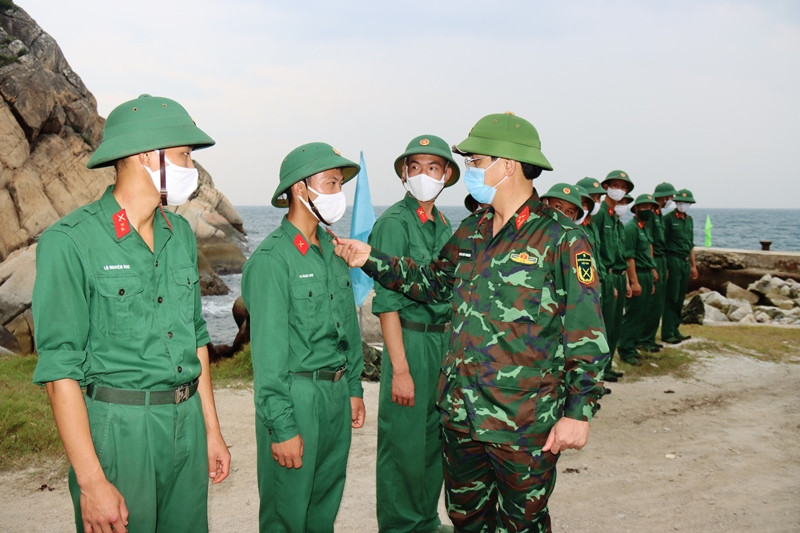 Đồng chí Thượng tá Phan Đại Nghĩa, Phó Chỉ huy trưởng, Tham mưu trưởng Bộ CHQS tỉnh thăm hỏi, động viên cán bộ, chiến sỹ đang công tác trên đảo