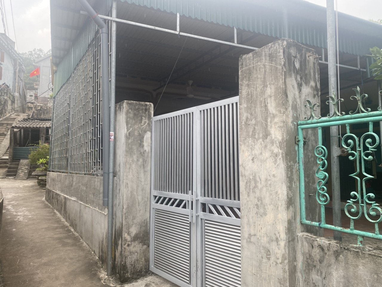 Các ngôi nhà của ddongs im ỉm, người dân hạn chế đi ra ngoài