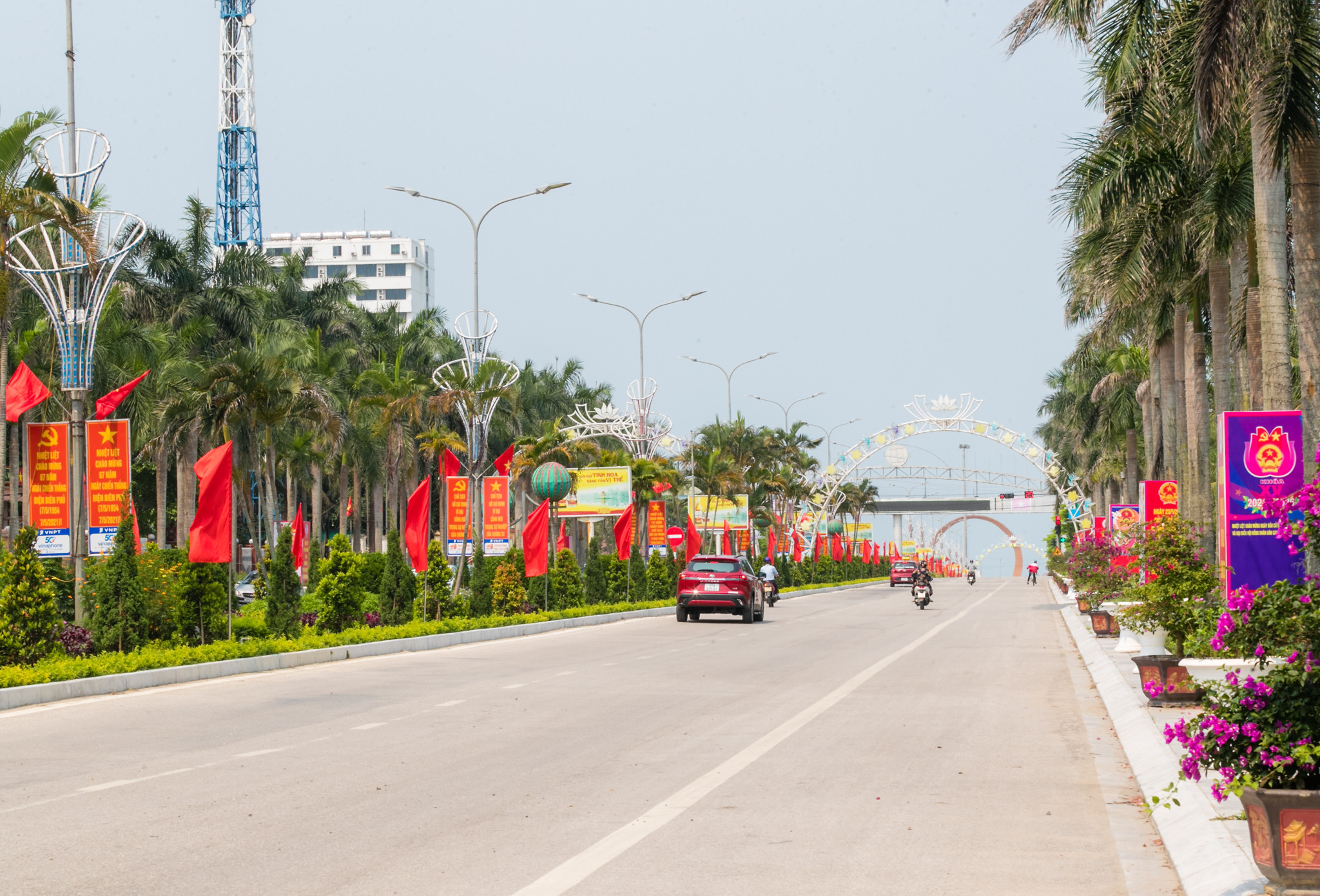 Tại thị xã Cửa Lò nhiều tuyến đường cũng được trang hoàng cờ, hoa chào đón ngày bầu cử. Ảnh: Đức Anh