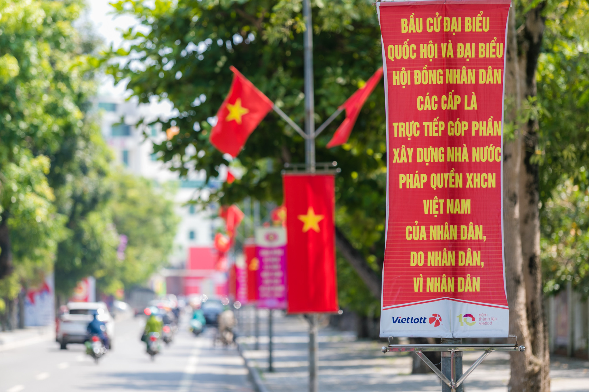 Nhiều băng rôn và cờ được trang trí trên tuyến đường Lê Mao, TP Vinh. Ảnh: Đức Anh