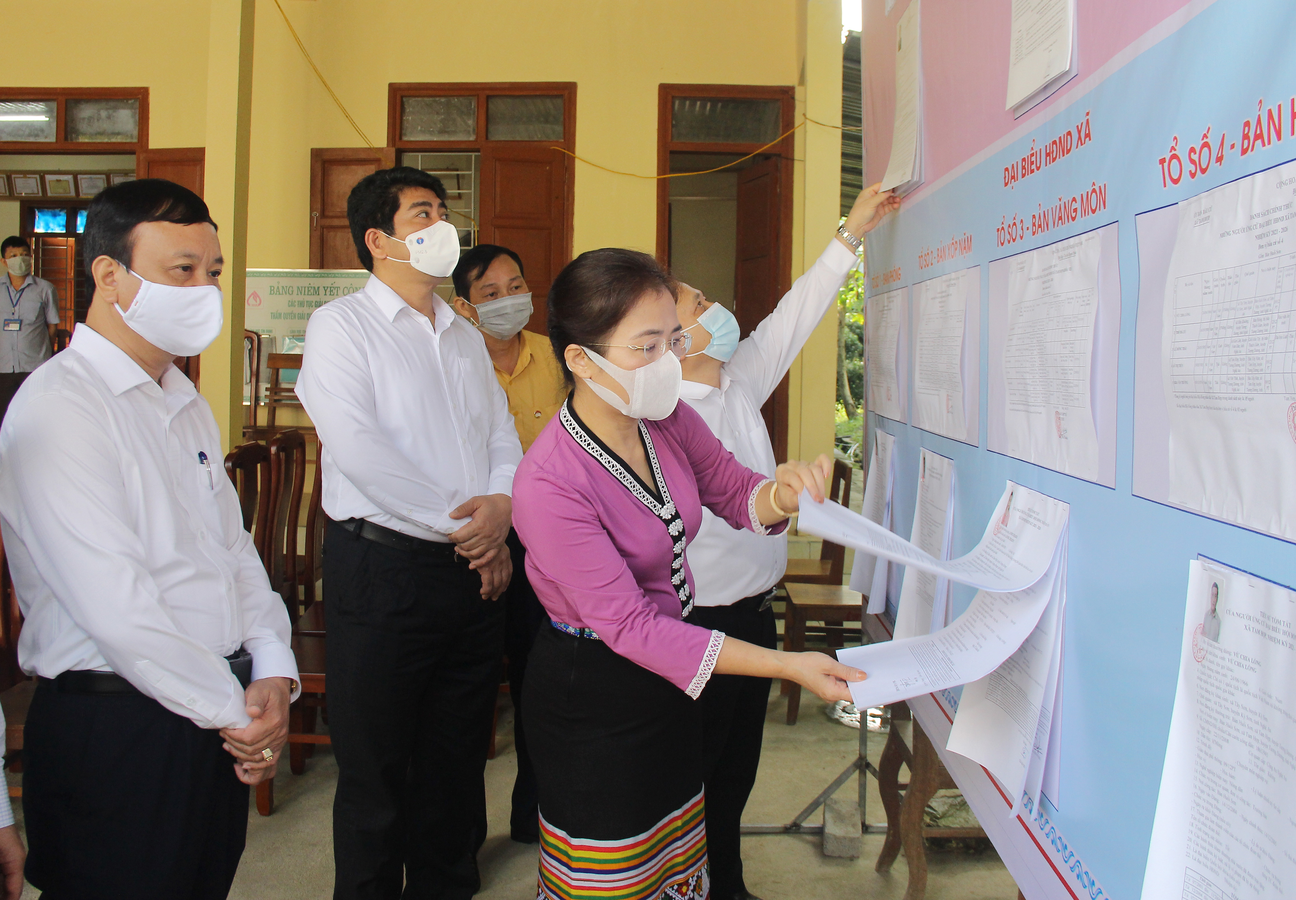 Đoàn kiểm tra việc chuẩn bị cơ sở vật chất tại điểm bỏ phiếu bản Phá Lõm (xã Tam Hợp, huyện Tương Dương). Ảnh: Mai Hoa