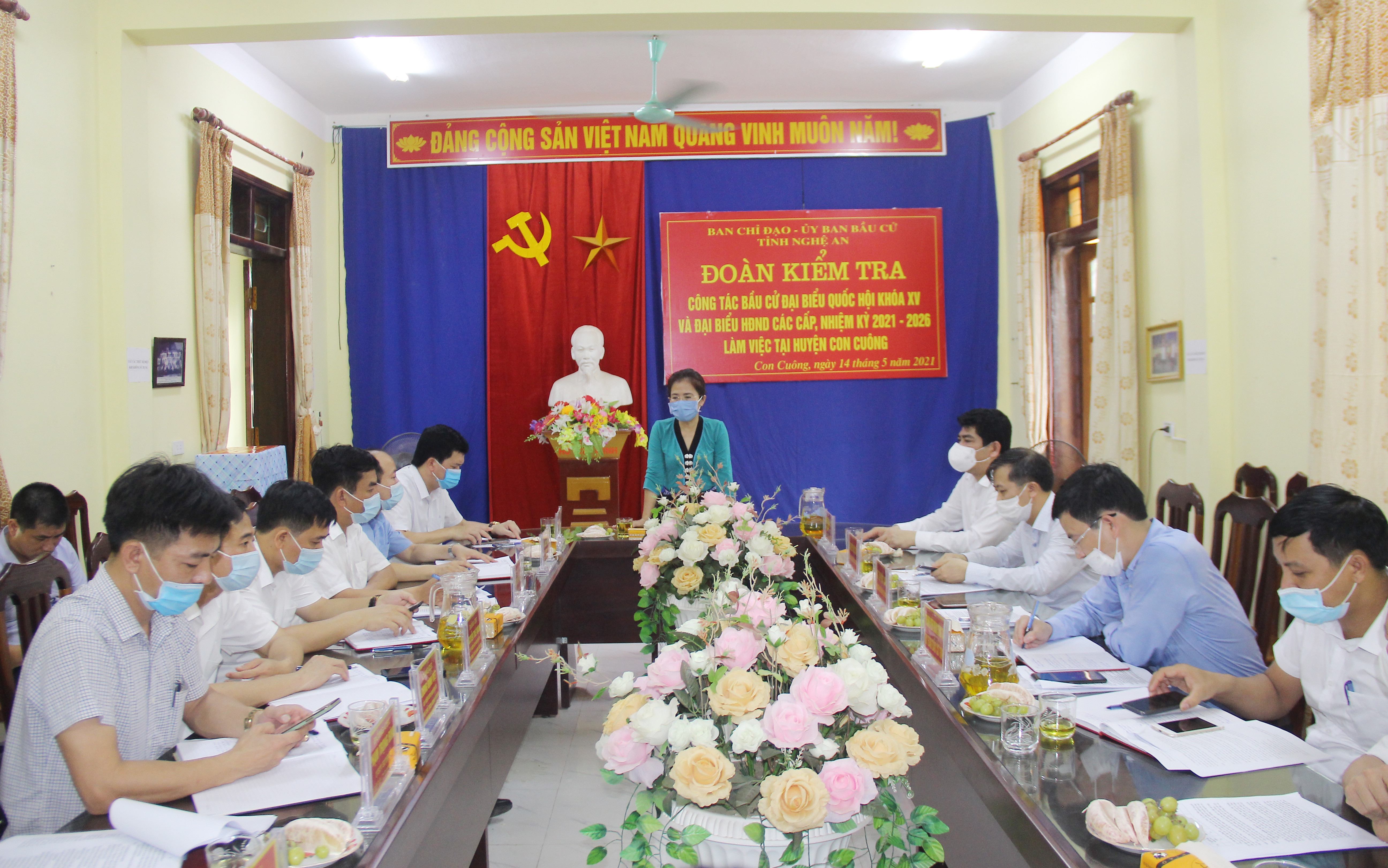 Đoàn công tác của tỉnh làm việc với Ủy ban bầu cử huyện Con Cuông. Ảnh: Mai Hoa