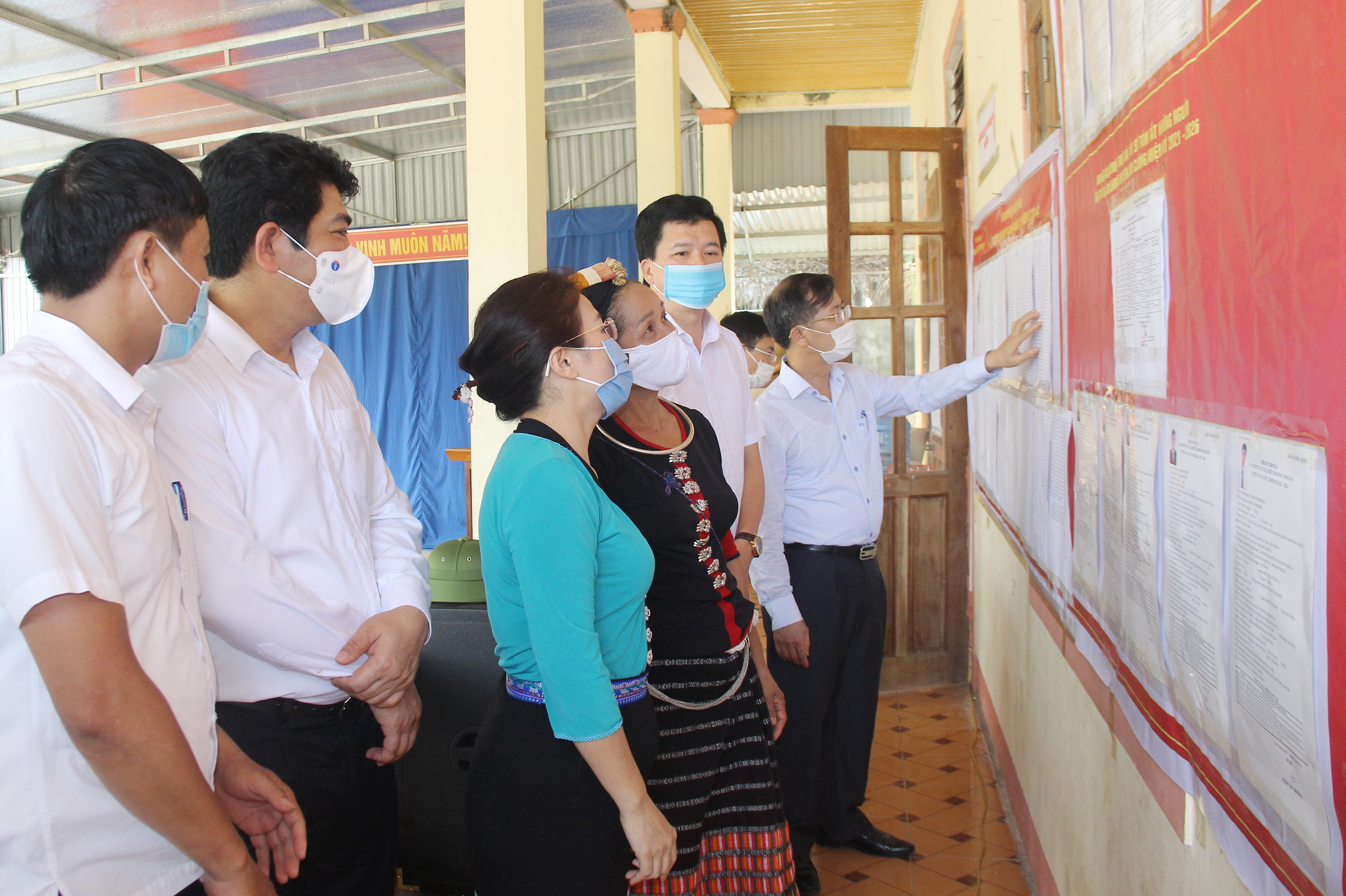 Đoàn công tác kiềm tra tại xã Môn Sơn, huyện Con Cuông. Ảnh: Mai Hoa
