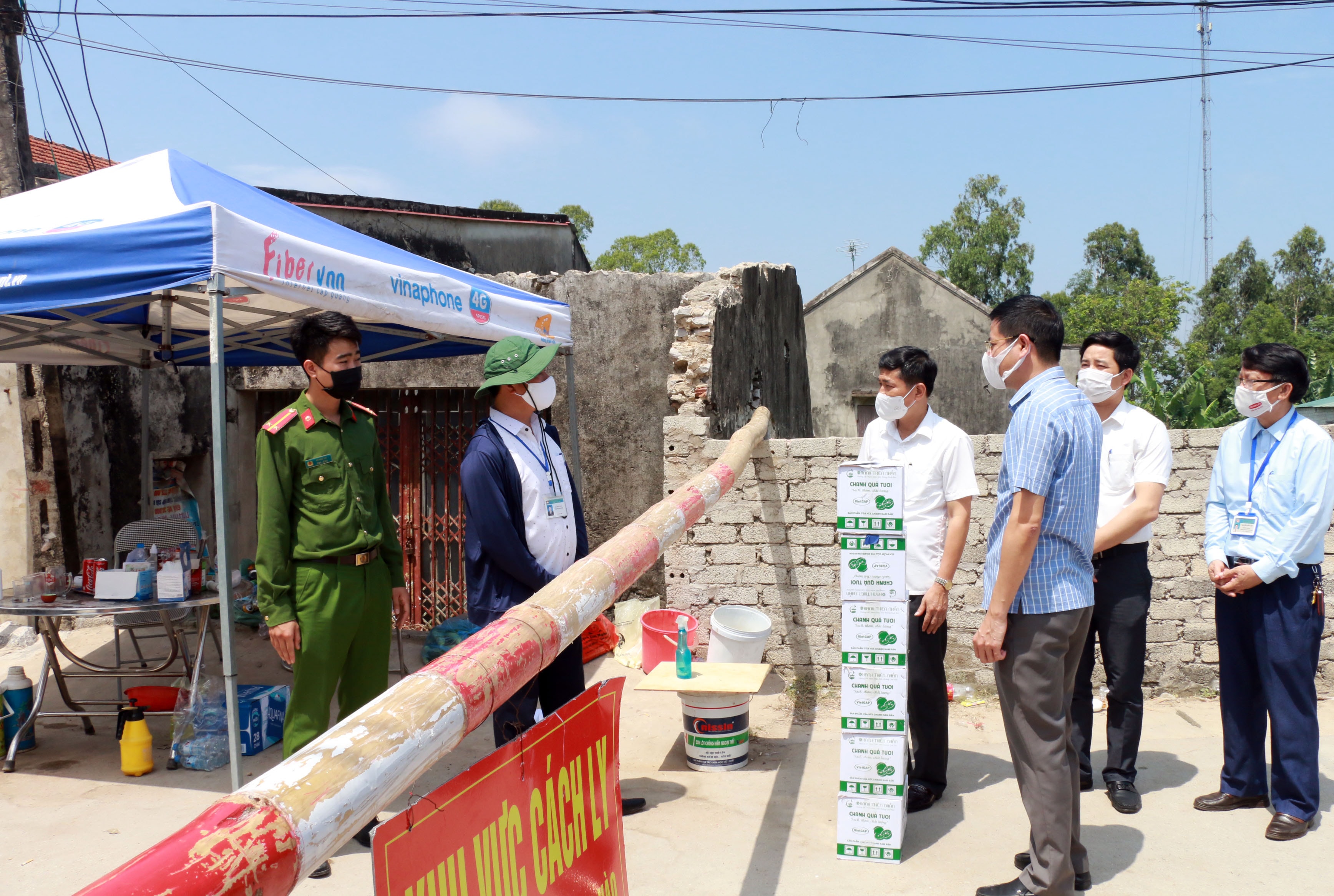 Giám đốc Sở Giáo dục và Đào tạo cùng lãnh đạo thị xã Hoàng Mai đến trao quà và chia sẻ với người dân xã Quỳnh Lập. Ảnh: MH