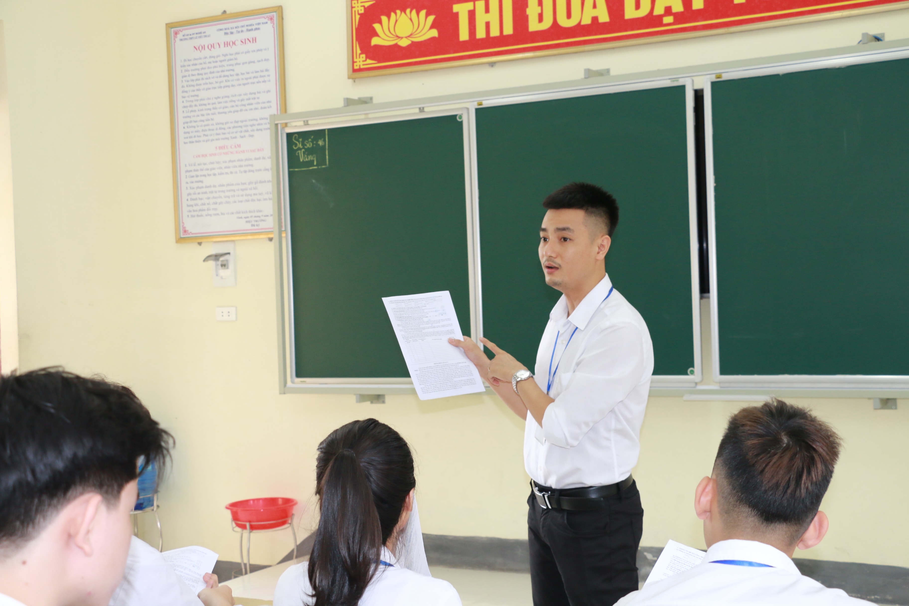 Giáo viên Trường THPT Lê Viết Thuật hướng dẫn học sinh đăng ký hồ sơ Kỳ thi tốt nghiệp THPT năm 2021. Ảnh: MH