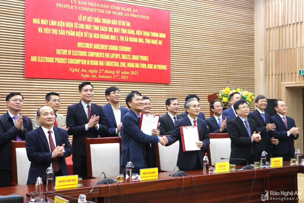 Lễ thỏa thuận đầu tư dự án Nhà máy linh kiện điện tử và tiêu thụ sản phẩm điện tử cho nhà đầu tư Công ty Ju Teng International Holdings Ltd (Đài Loan) tại KCN Hoàng Mai 1, Thị xã Hoàng Mai. Ảnh: tư liệu Nguyễn Hải