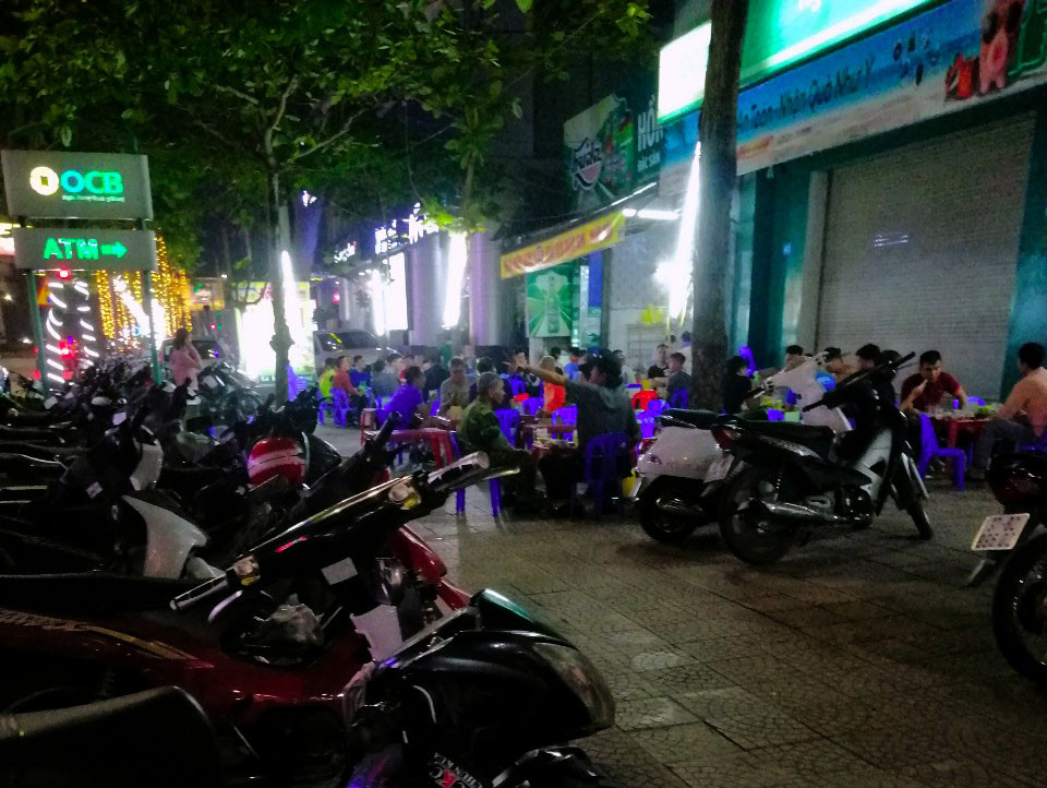 Quán bia tại đường Lê Hồng Phong cũng kín khách trong tối 14/5. Ảnh: P.V