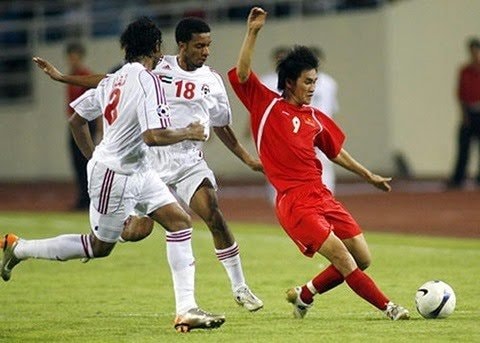 Trận đấu giữa Đội tuyển Việt Nam và Đội tuyển UAE tại vòng bảng Asian Cup 2007. Ảnh: TL