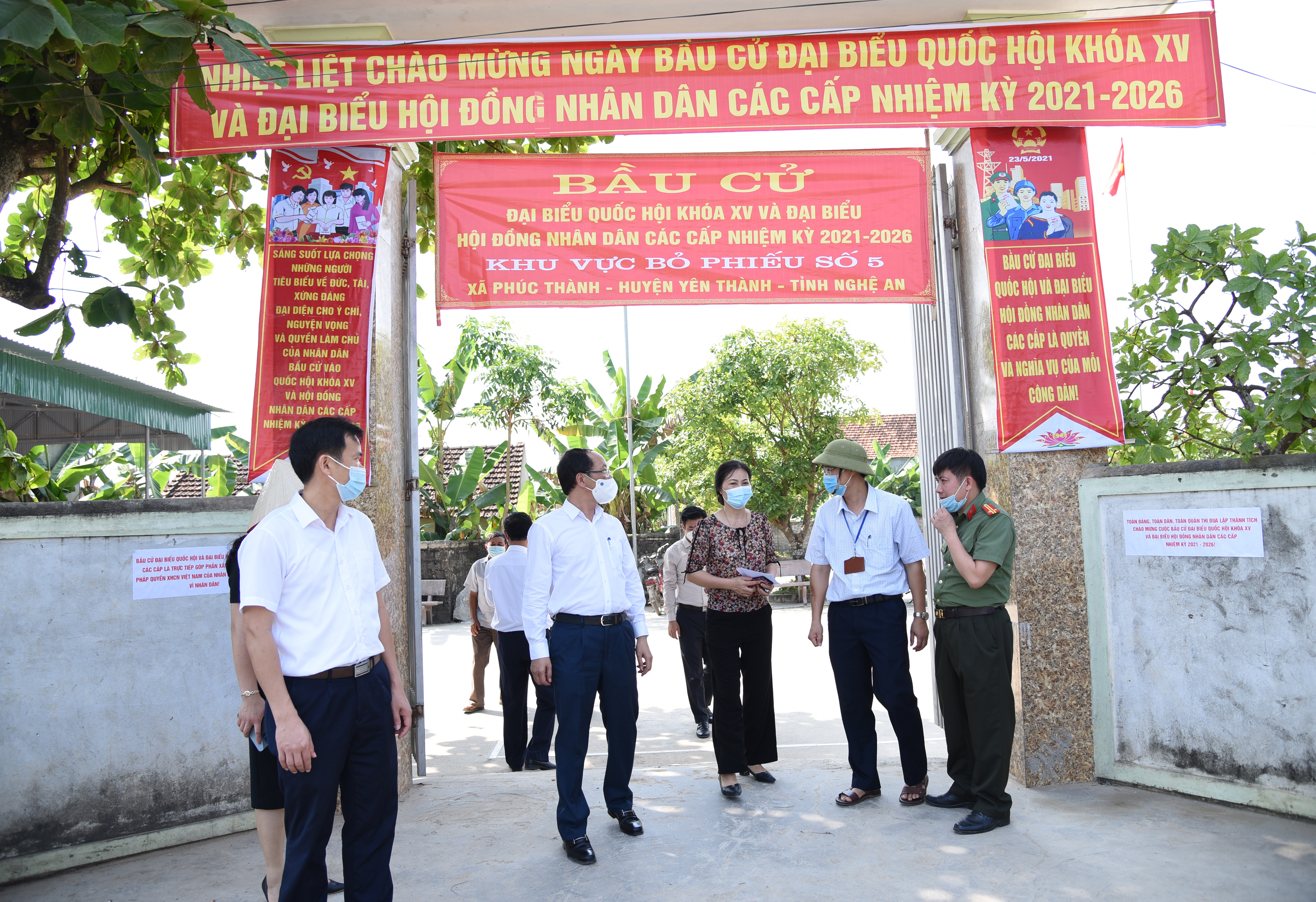 Các thành viên trong đoàn kiểm tra bầu cử của tỉnh kiểm tra nội dung trang trí tại khu vực bầu cử của xã Phúc Thành, huyện Yên Thành. Ảnh: TG