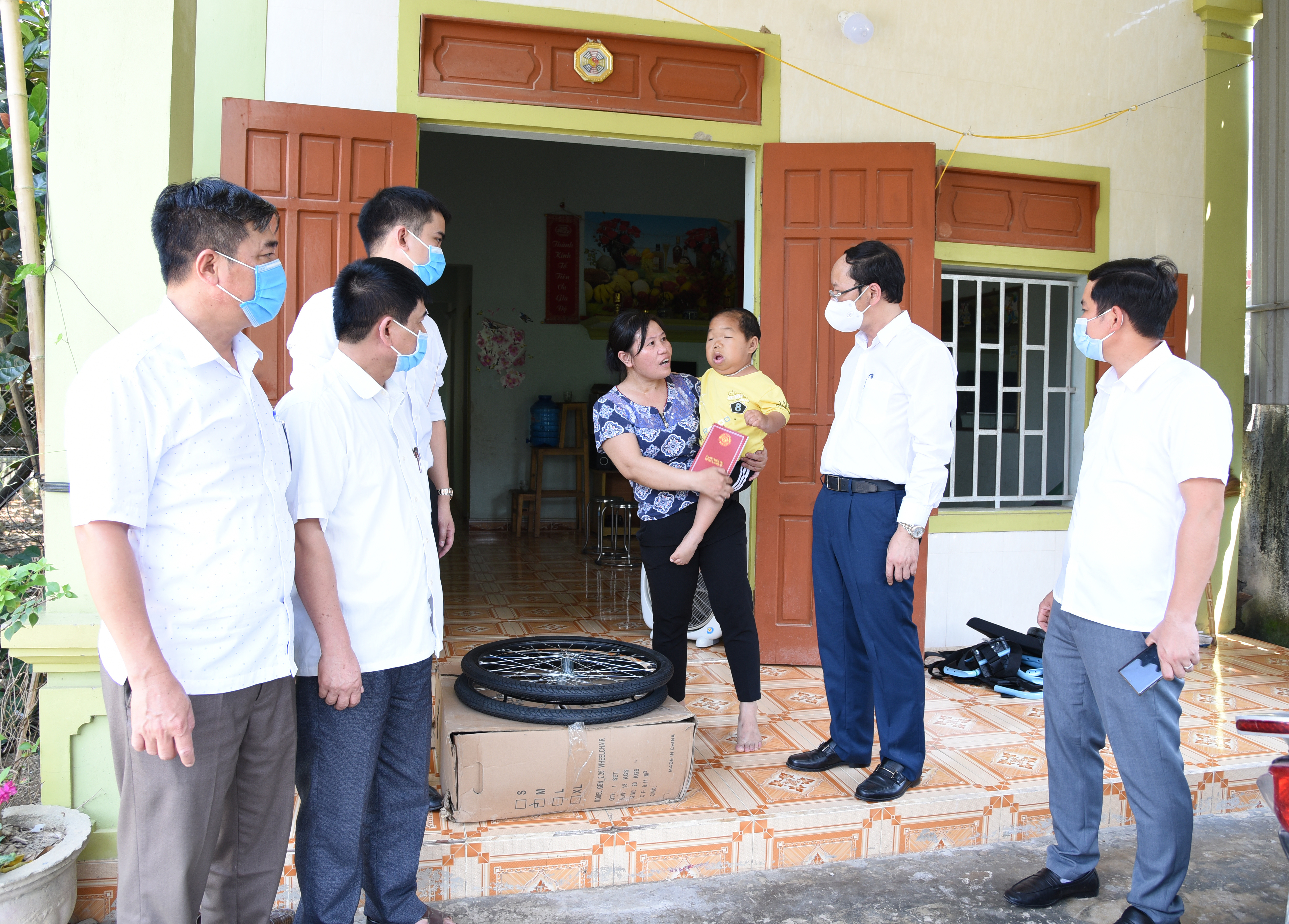 Ủy ban Kiểm tra Tỉnh ủy cũng phối hợp với Hội Doanh nghiệp trẻ trao quà, xe lăn cho em Hoàng Văn Lương, bị bệnh bẩm sinh, trú tại xã Nam Thành. Ảnh: TG