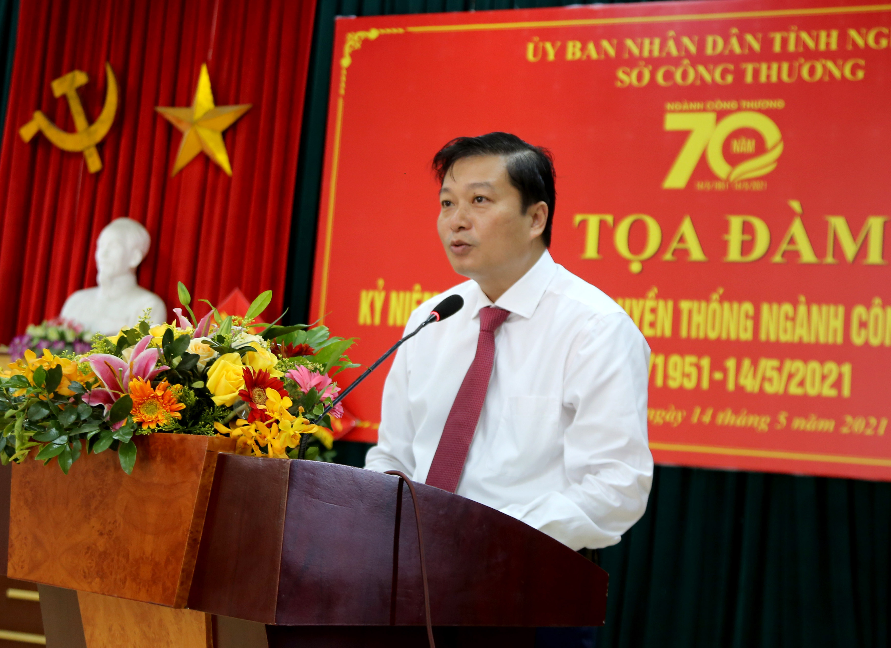 Phó chủ tịch UBND tỉnh Lê Hồng Vinh phát biểu tại lễ Tọa đàm kỷ niệm 70 năm truyền thống ngành công thương. Ảnh: Thu Huyền