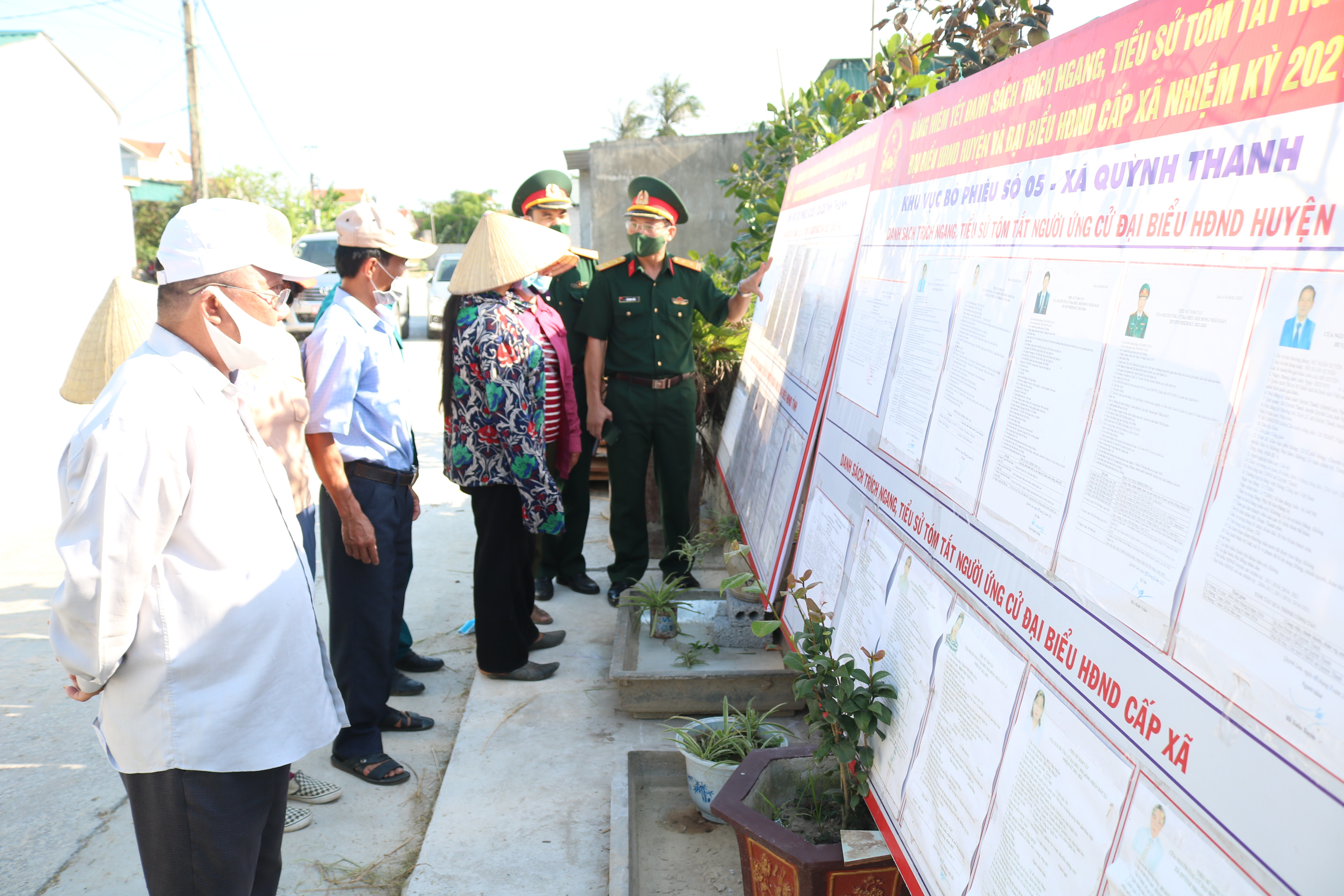 Cán bộ, chiến sĩ Ban CHQS huyện Quỳnh Lưu hướng dẫn bà con nhân dân xã Quỳnh Thanh theo dõi danh sách các đại biểu được bầu trên địa bàn.