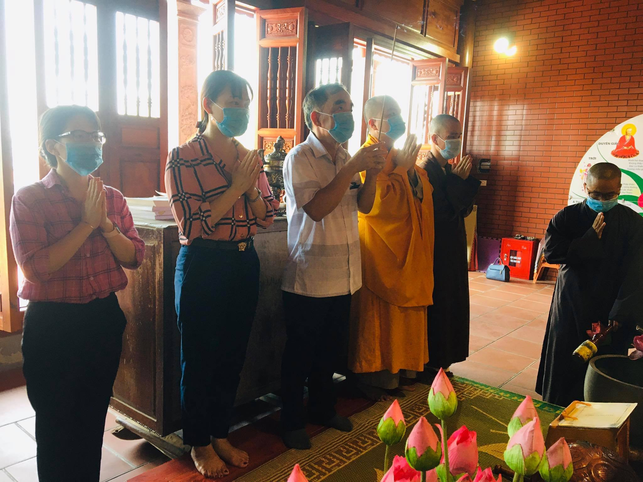 Đoàn Công tác Ban Tôn giáo – Sở Nội vụ chúc mừng Phật đản và dâng hương lễ Phật tại chùa An Thái, trụ sở Ban Trị sự GHPGVN huyện Quỳnh Lưu. Ảnh: Hữu Tình