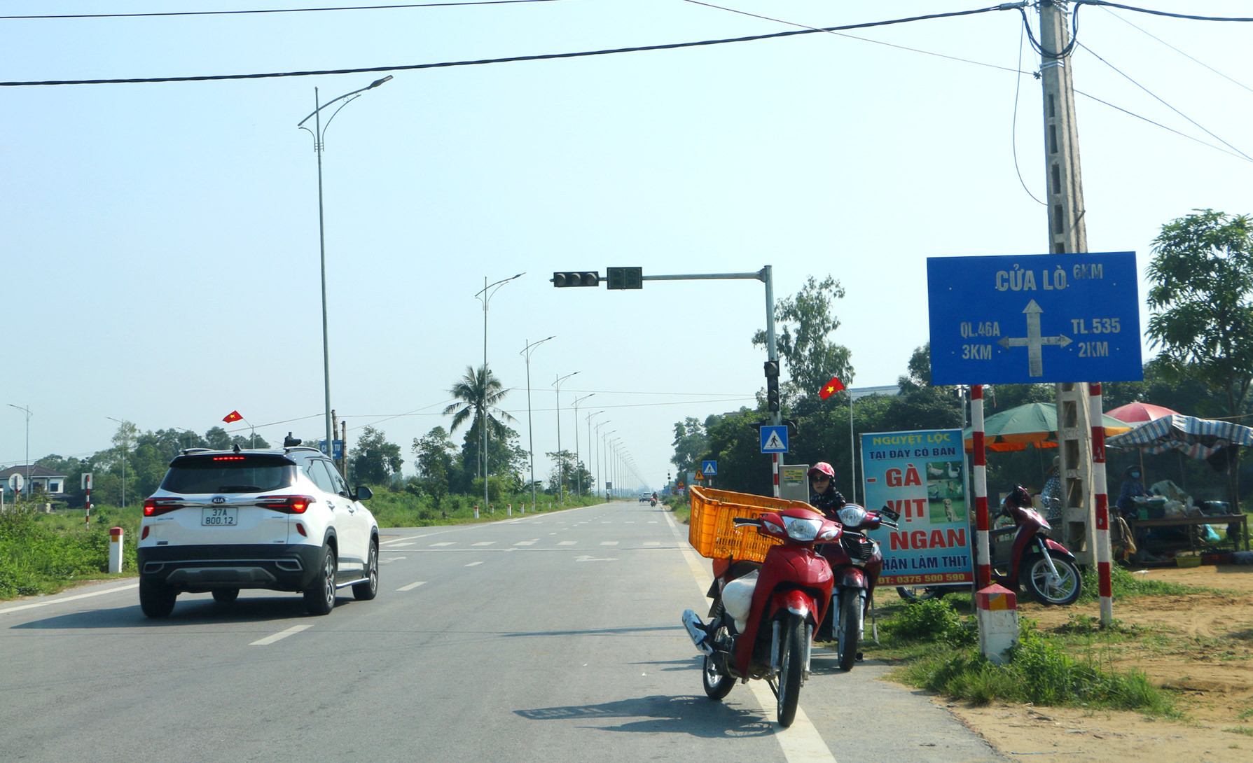 Nút giao đường 72 m với đường liên xã nghi Thái - Nghi Phong cũng là điểm đen thường xảy ra tai nạn. Vào giờ cao điểm, do nút giao này gần chợ và Trường học nên giao thông khá lộn xộn. Ảnh: Văn Hải