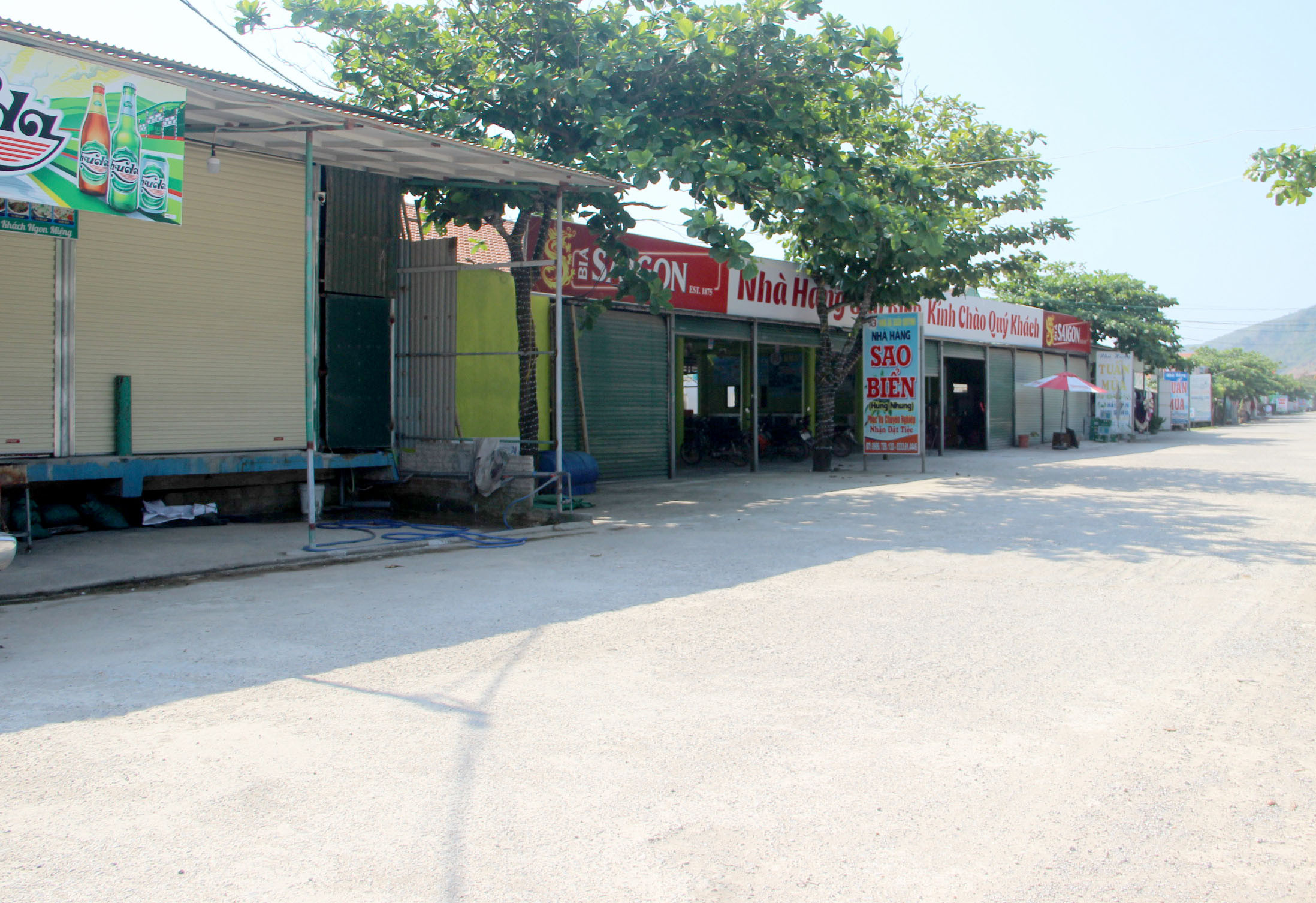 Nhiều nhà hàng ở các khu vực bãi tắm trên địa bàn Nghệ An đã phải đóng cửa do dịch Covid-19. Ảnh: Quang An
