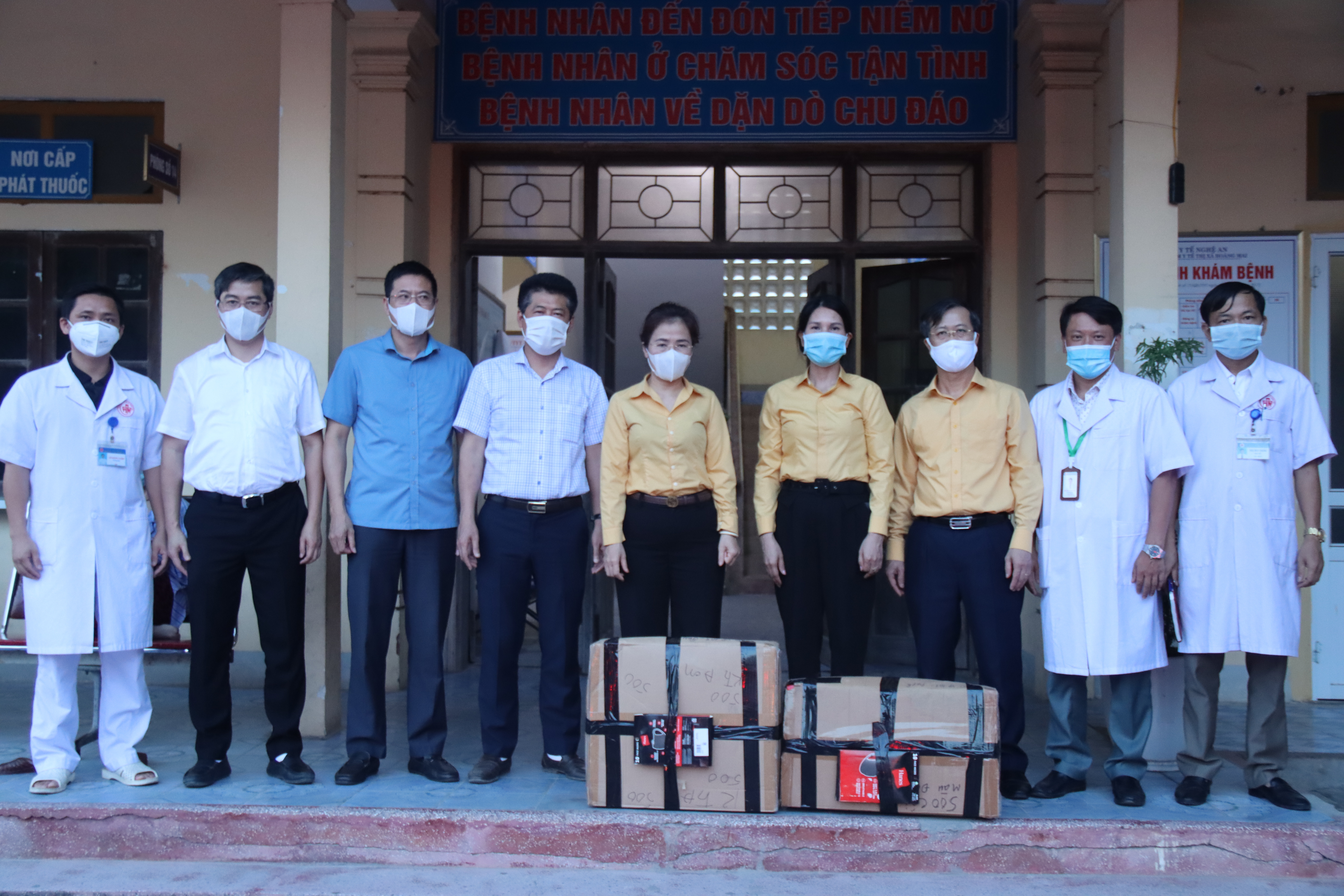 Đồng chí Chủ tịch UBMTTQVN tỉnh tặng quà khẩu trang y tế  thị xã Hoàng Mai đang tham gia phòng, chống dịch Covid-19.
