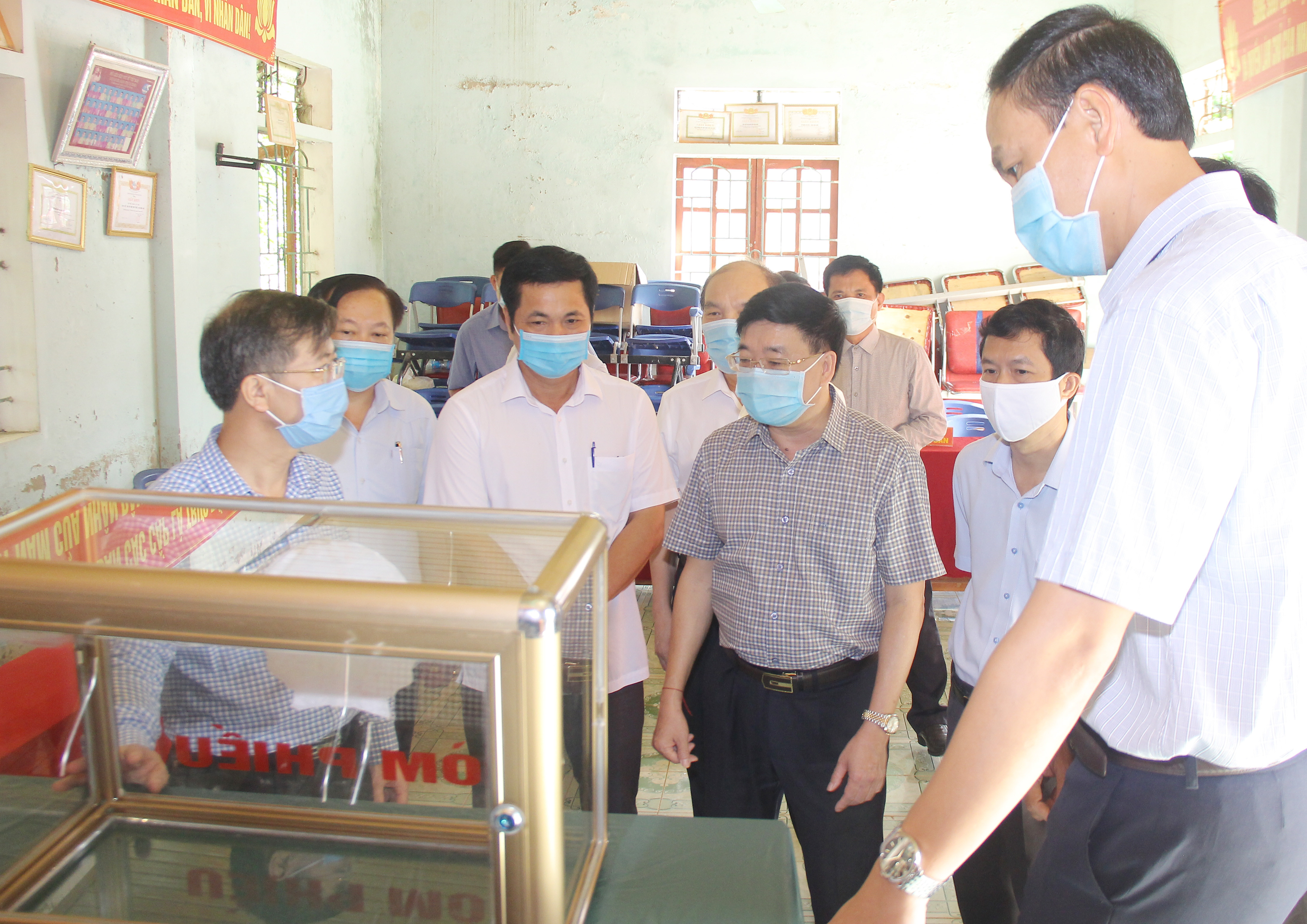 Đoàn kiểm tra Ủy ban bầu cử tỉnh giám sát việc triển khai công tác bầu cử tại xã Thanh Tiên. Ảnh: Mai Hoa